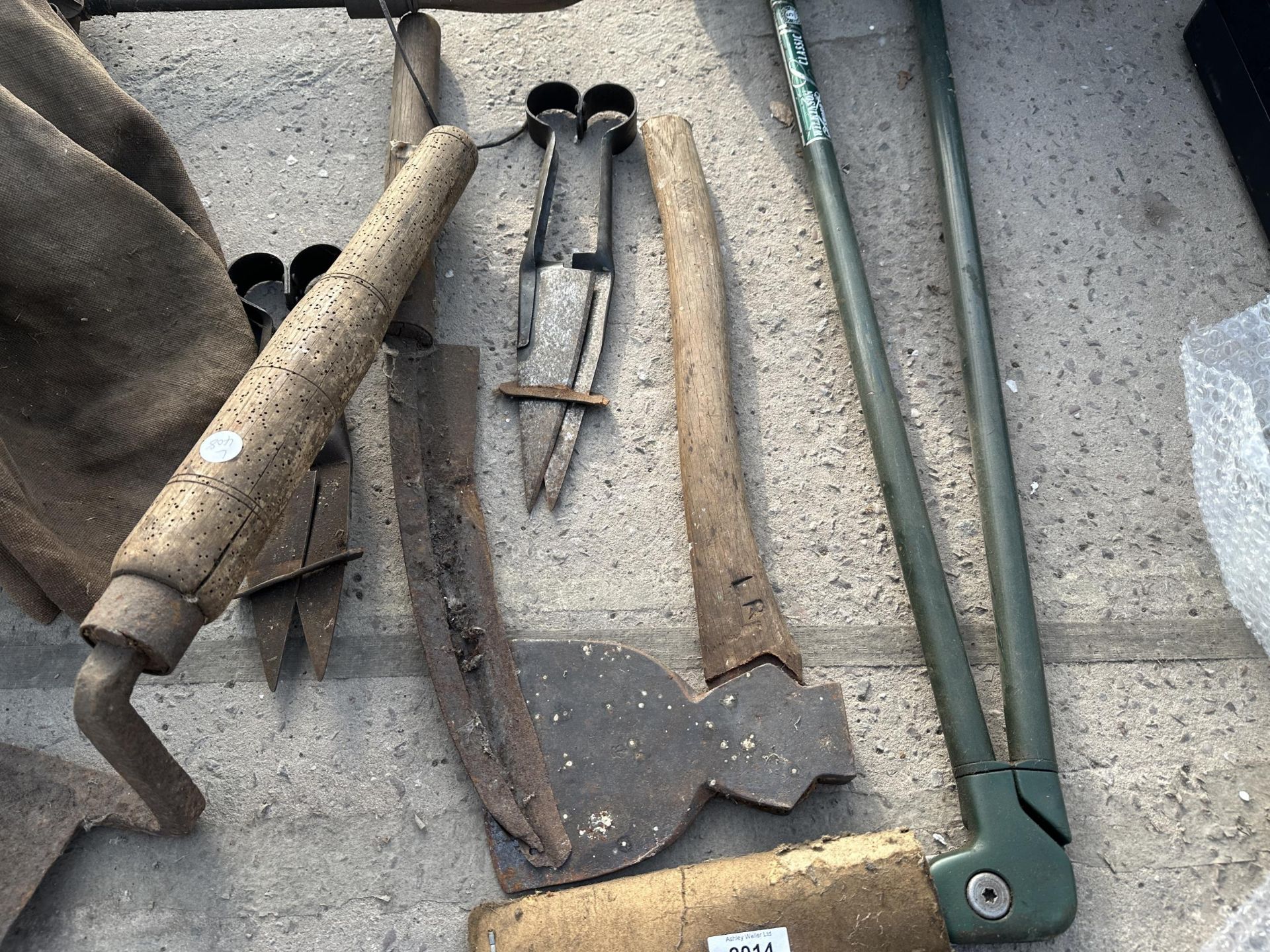 AN ASSORTMENT OF VINTAGE TOOLS TO INCLUDE A SEED FIDDLE, AN AXE AND SHEARS ETC - Image 2 of 4