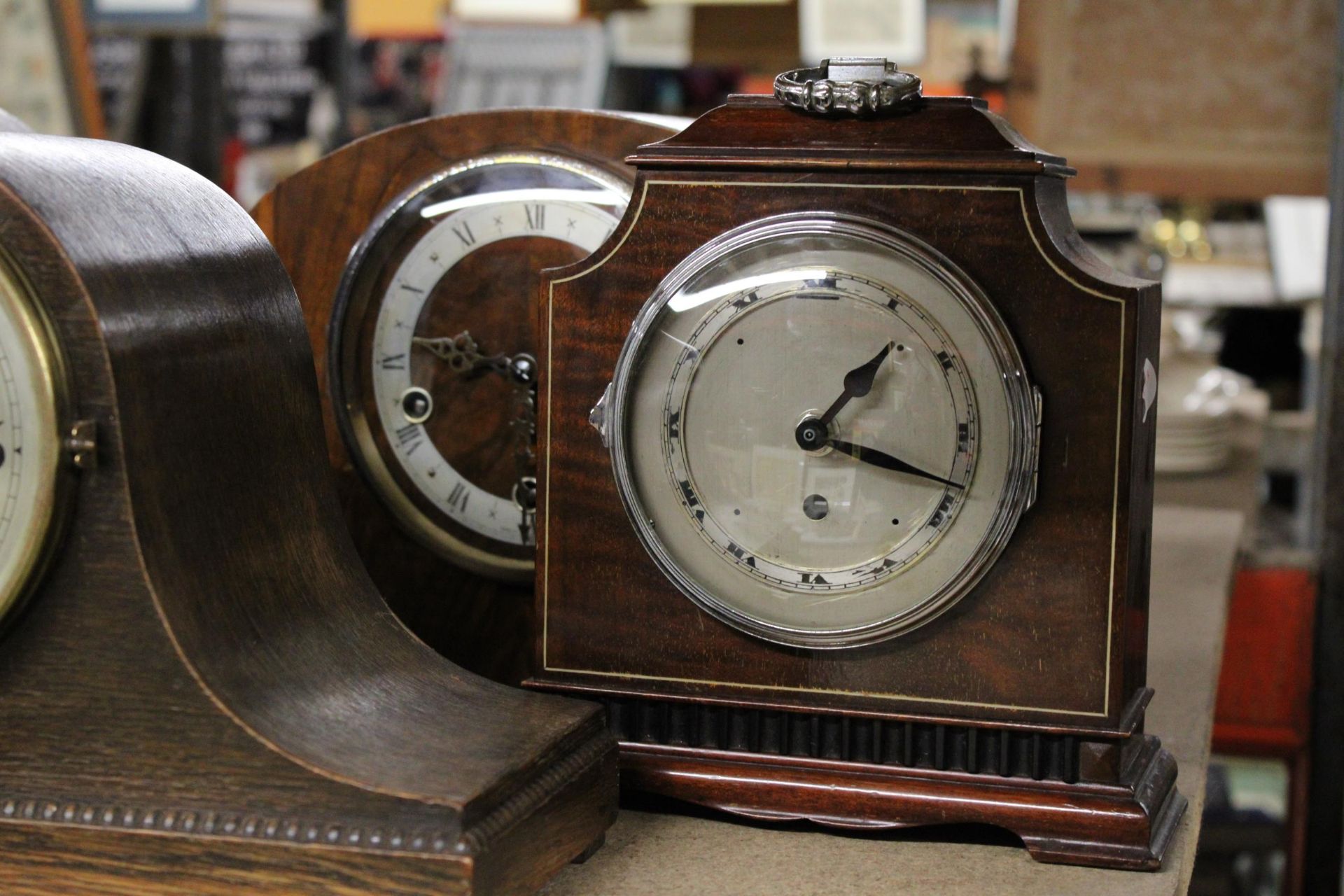 FOUR VINTAGE MANTEL CLOCKS IN WOODEN CASES - Image 3 of 6