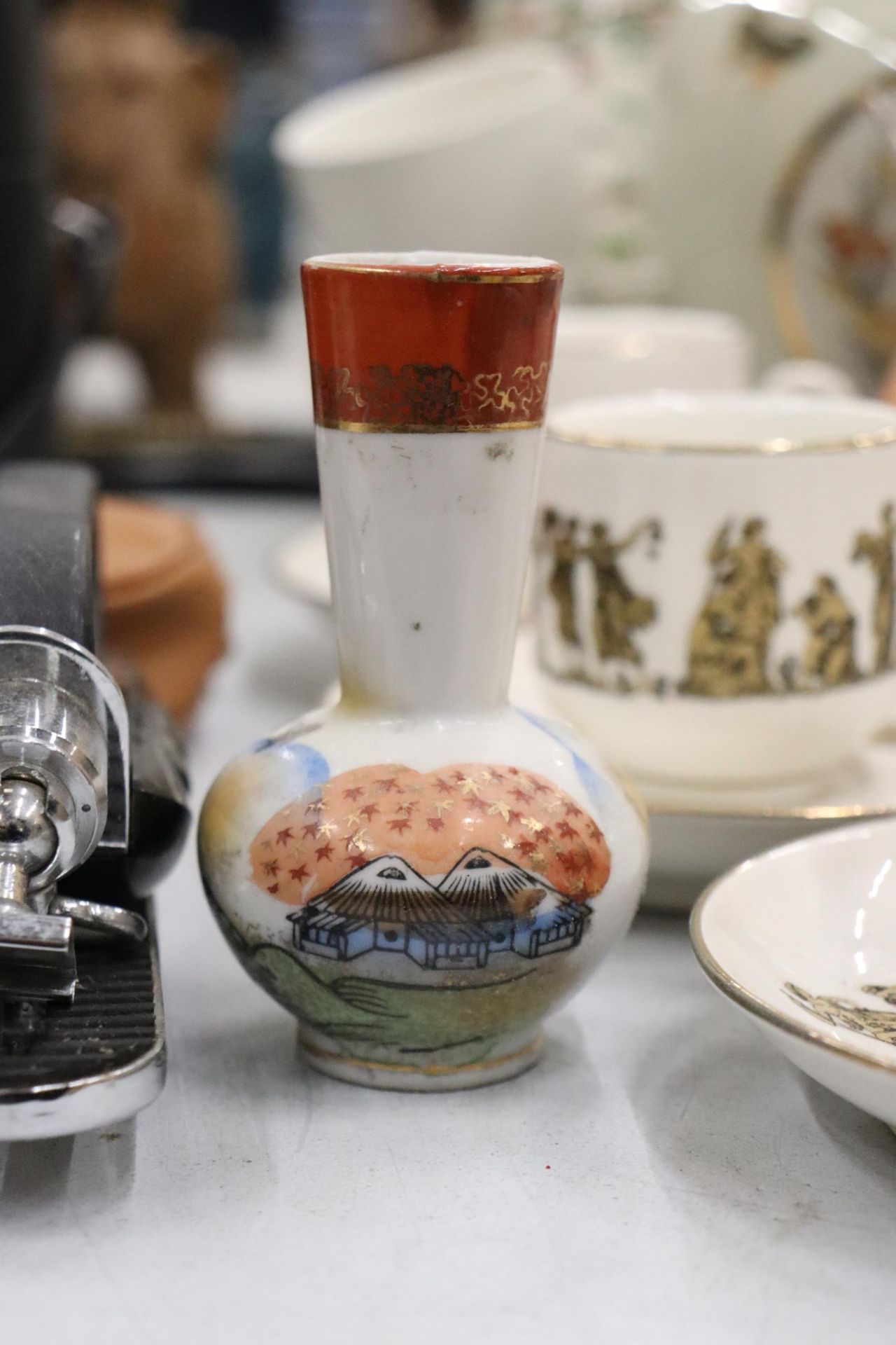 A QUANTITY OF CERAMICS TO INCLUDE CLASSICAL THEMED CUPS AND SAUCERS, PLATES, A LIDDED JAR, - Image 5 of 11