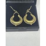 A PAIR OF 925 SILVER CRESCENT MOON DROP EARRINGS IN A PRESENTATION BOX