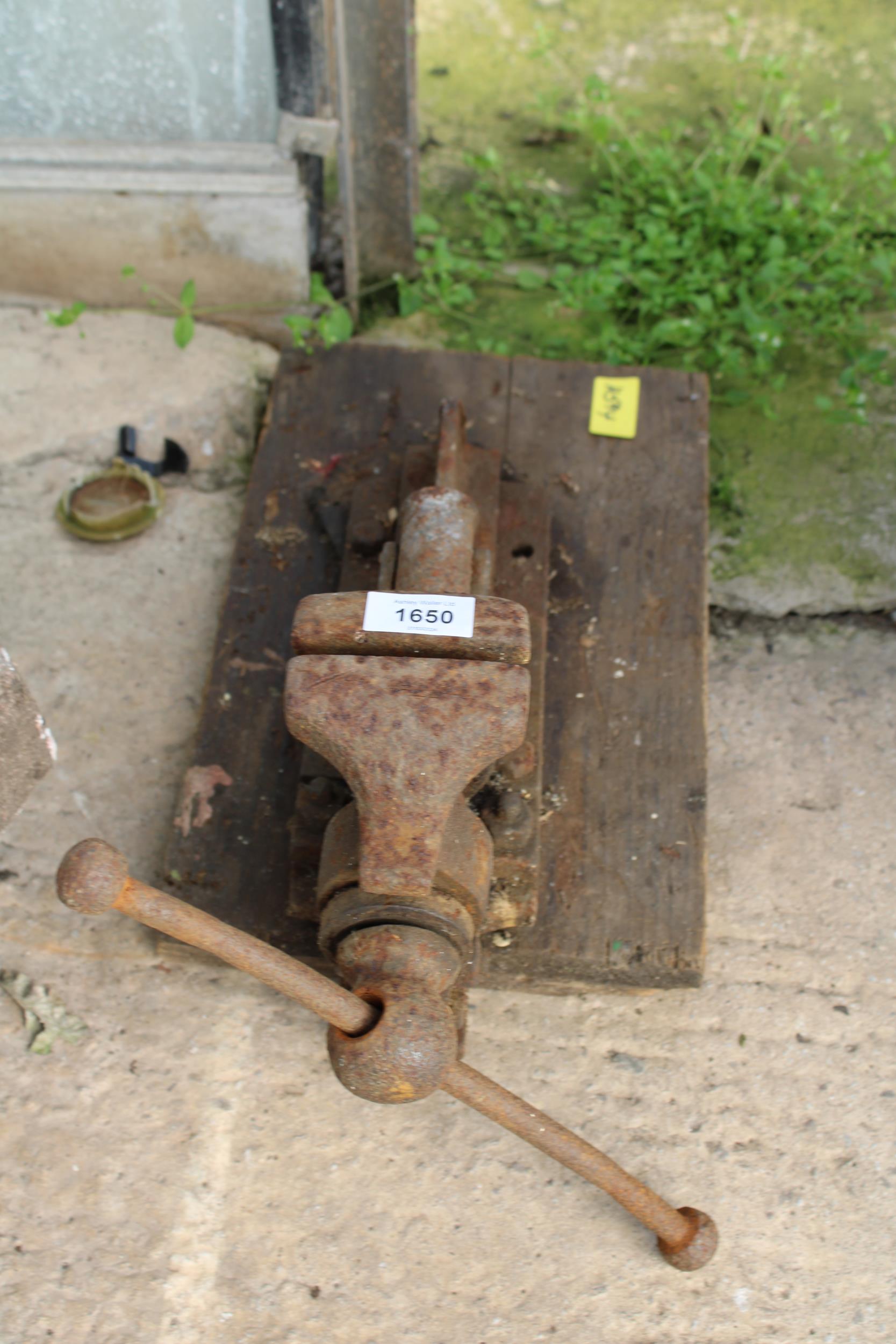 A VINTAGE CAST IRON BENCH VICE