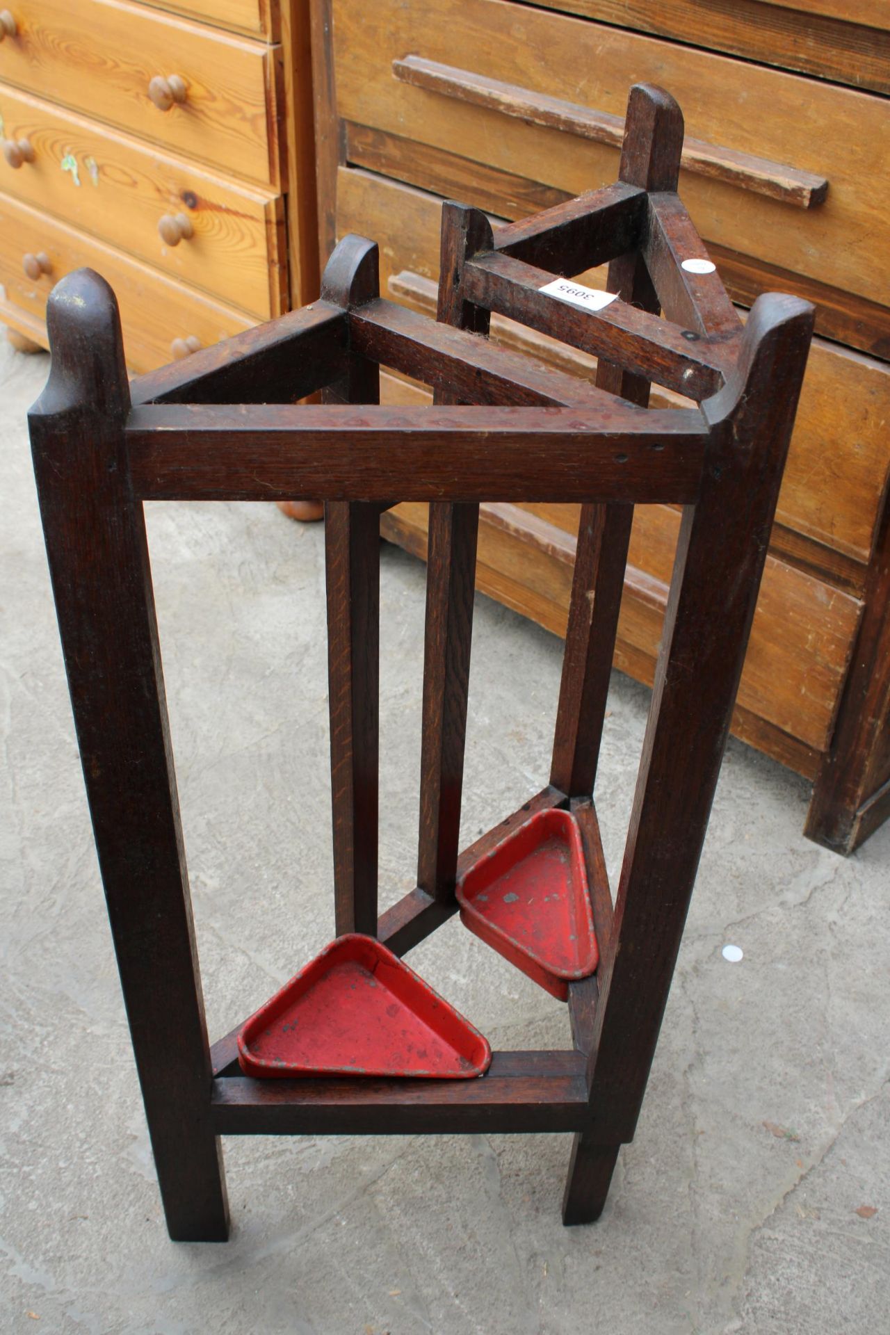 AN EARLY 20TH CENTURY OAK CORNER STICK STAND - Image 2 of 2