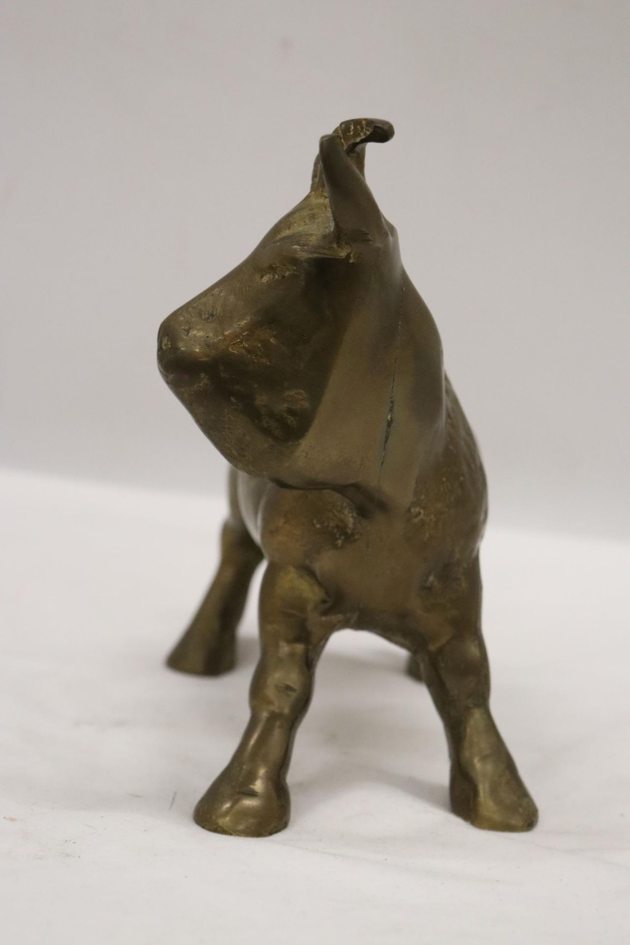 A VERY HEAVY SOLID BRASS GOAT, HEIGHT 16CM, LENGTH 18CM - Image 2 of 5