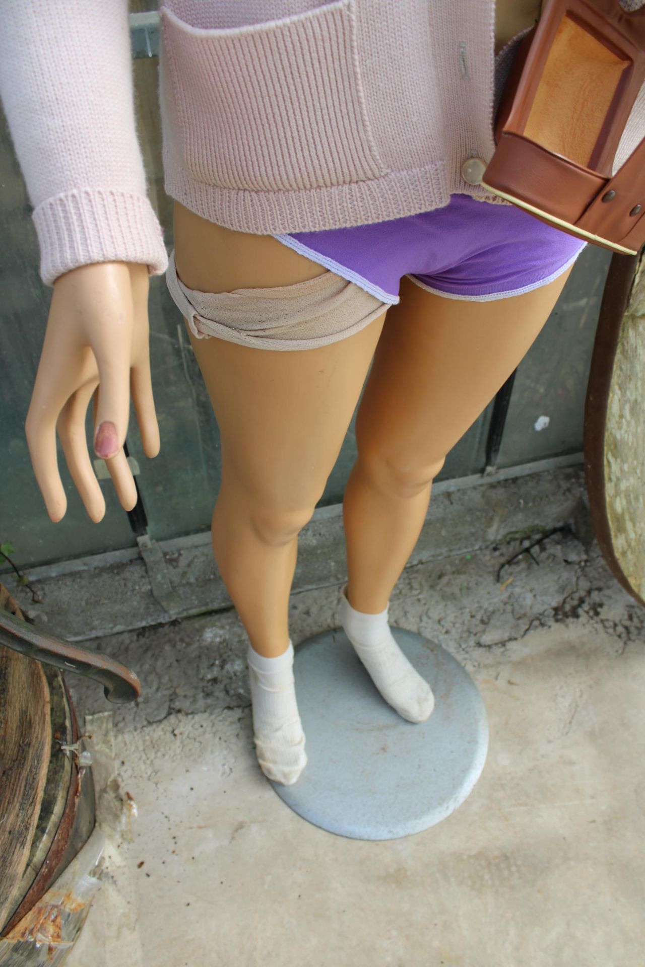 A FEMALE SHOP DISPLAY MANNEQUIN WITH STAND AND CLOTHING - Image 4 of 7