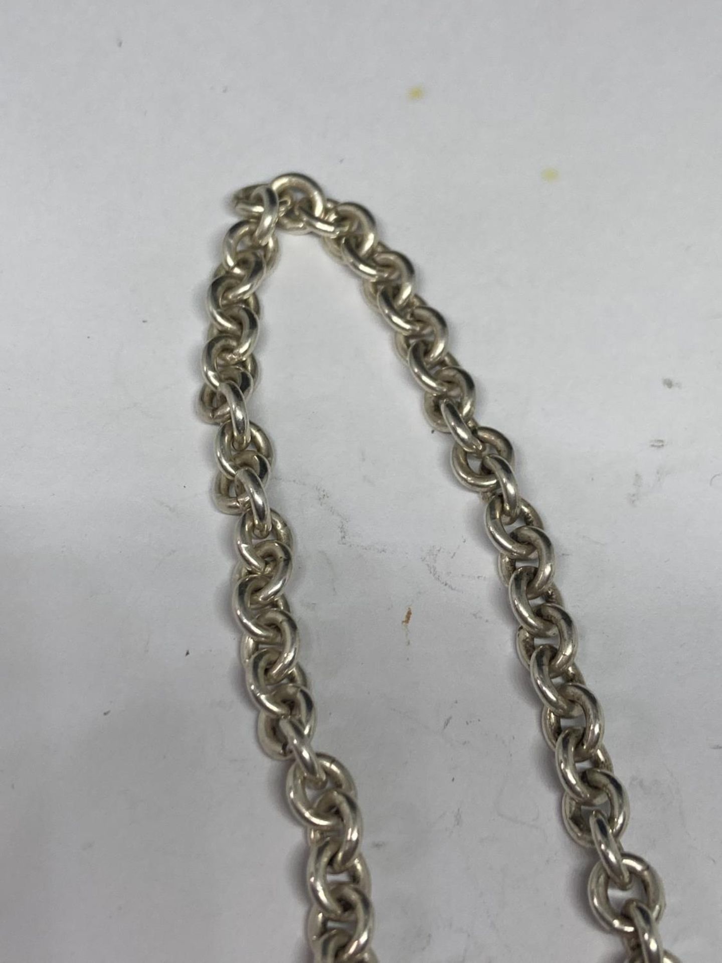 A SILVER T BAR NECKLACE - Image 3 of 3