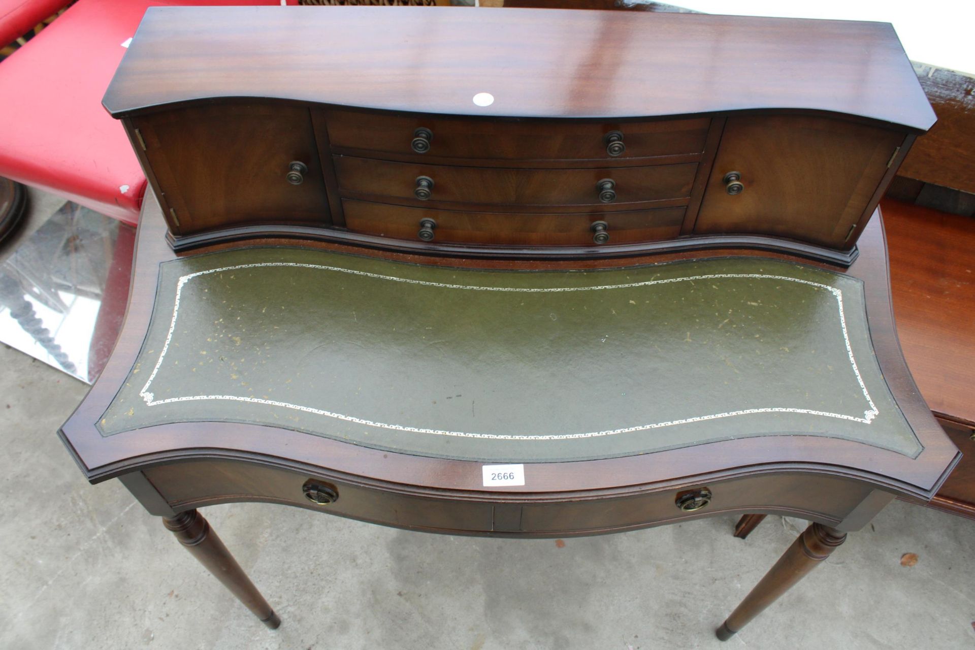 A REPRODUCTION MAHOGANY LADIES WRITING TABLE 36" WIDE WITH INSET LEATHER TOP - Image 3 of 4