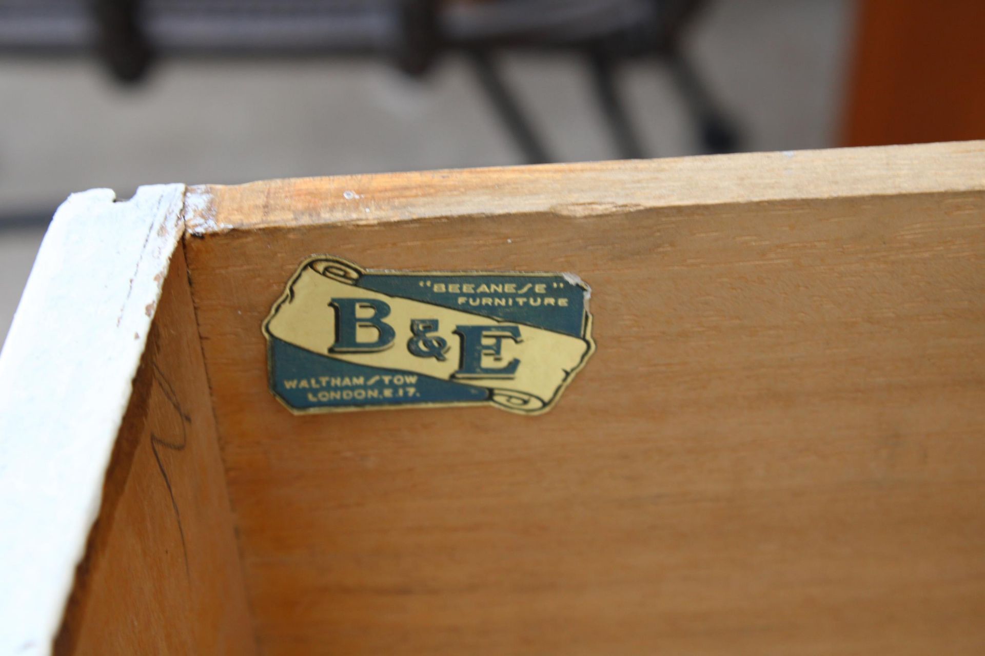 A MID 20TH CENTURY PAINTED CHEST OF FOUR DRAWERS 30" WIDE - Image 4 of 4