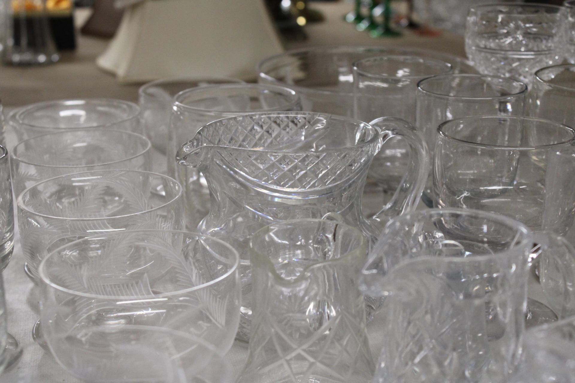 A LARGE COLLECTION OF GLASSWARE TO INCLUDE DESSERT DISHES, JUGS, WINE GLASSES ETC - Image 6 of 6