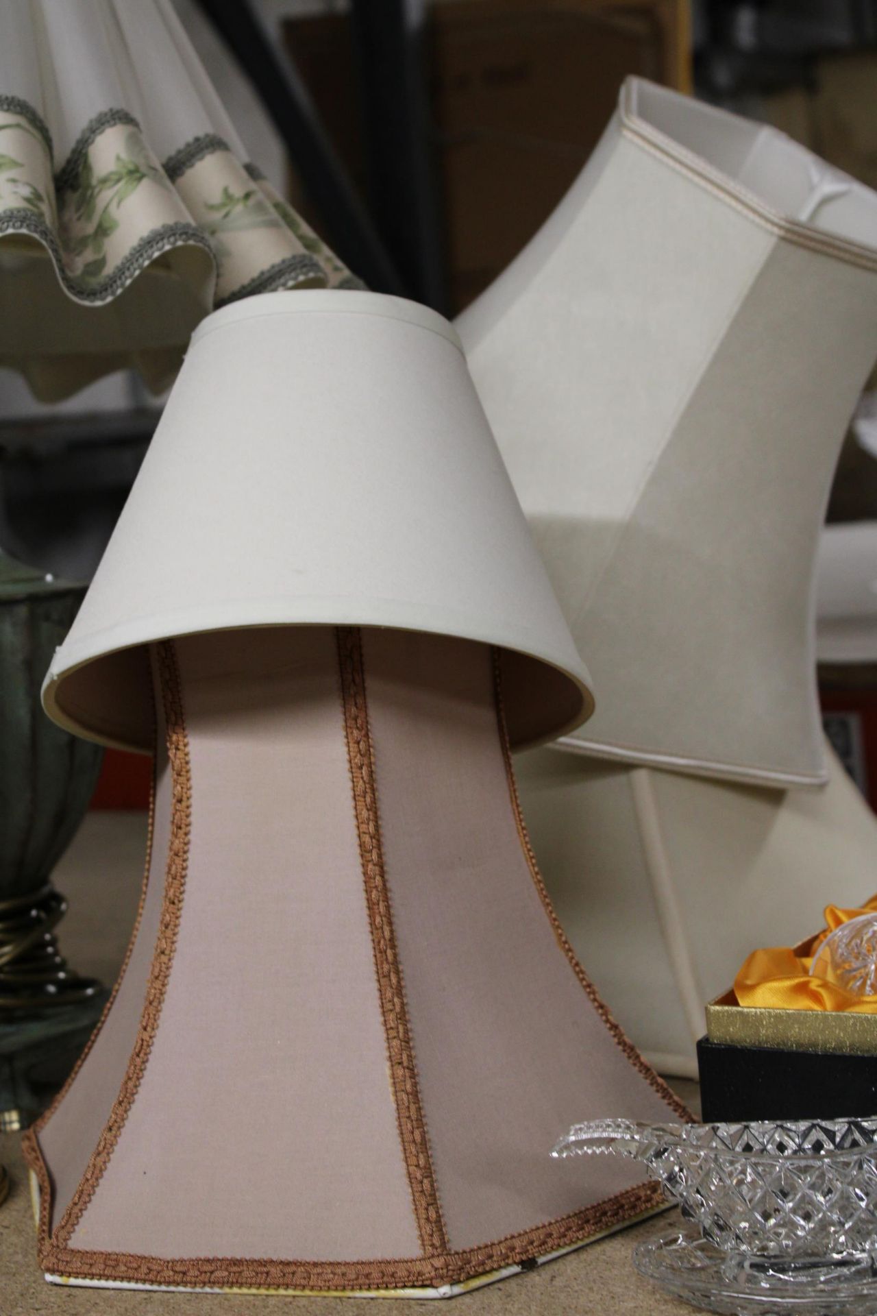 A HEAVY METAL TABLE LAMP WITH CREAM AND FLORAL SHADE, PLUS THREE BRASS TABLE LAMPS AND FOUR SHADES - Image 4 of 5