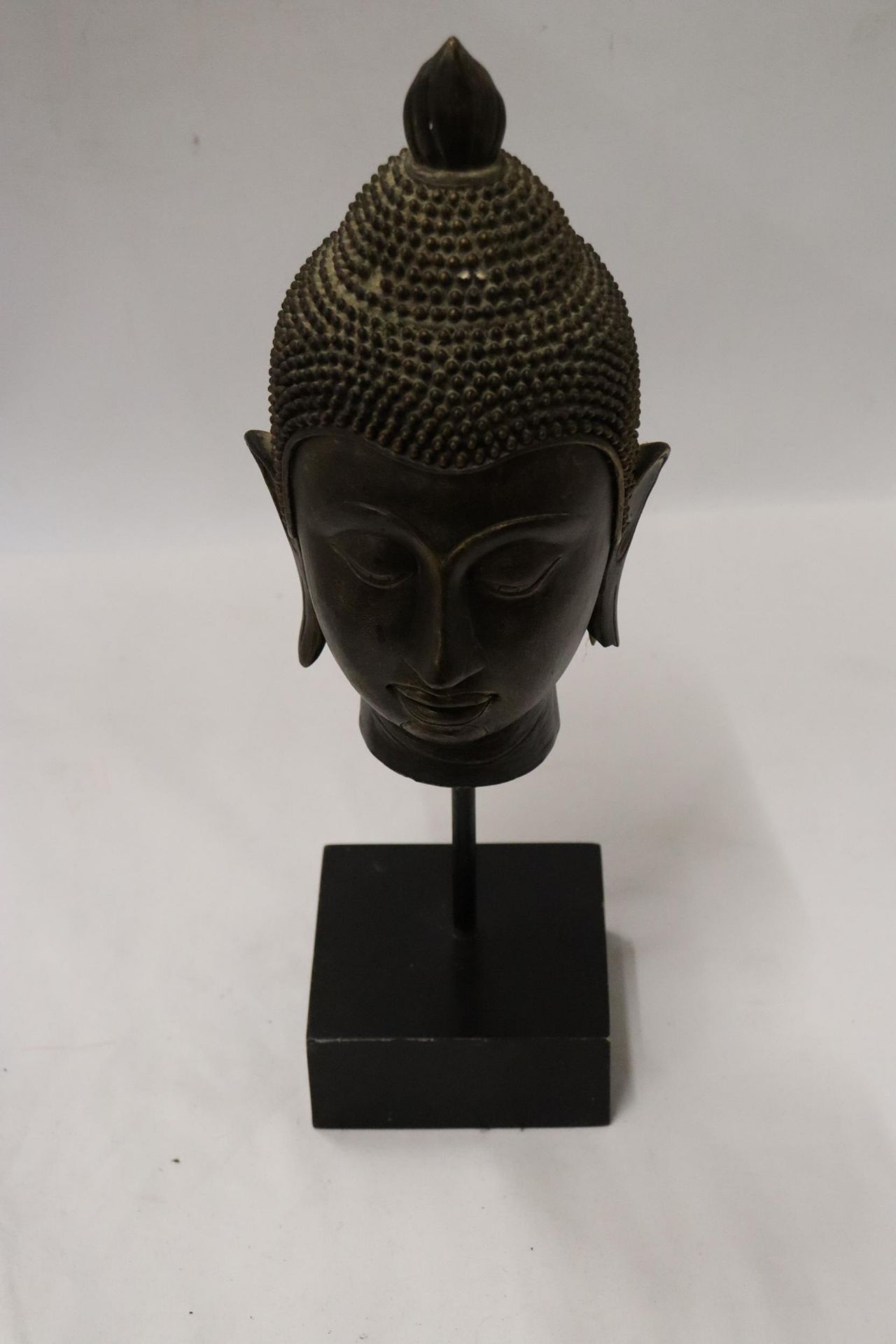 A BUDDAH'S HEAD ON A STAND, HEIGHT 36CM - Bild 2 aus 5