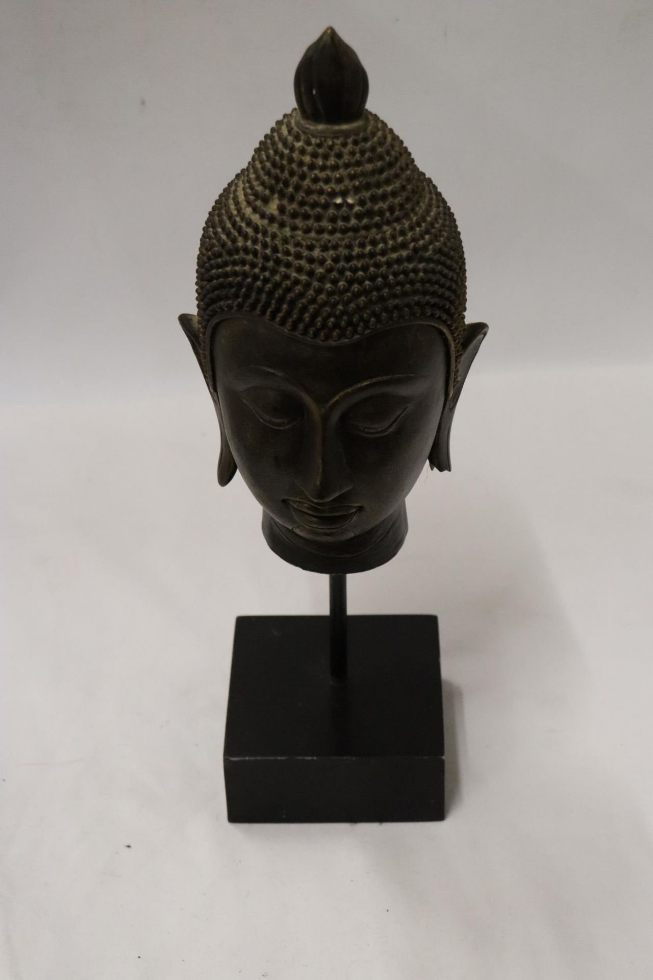 A BUDDAH'S HEAD ON A STAND, HEIGHT 36CM - Image 2 of 5