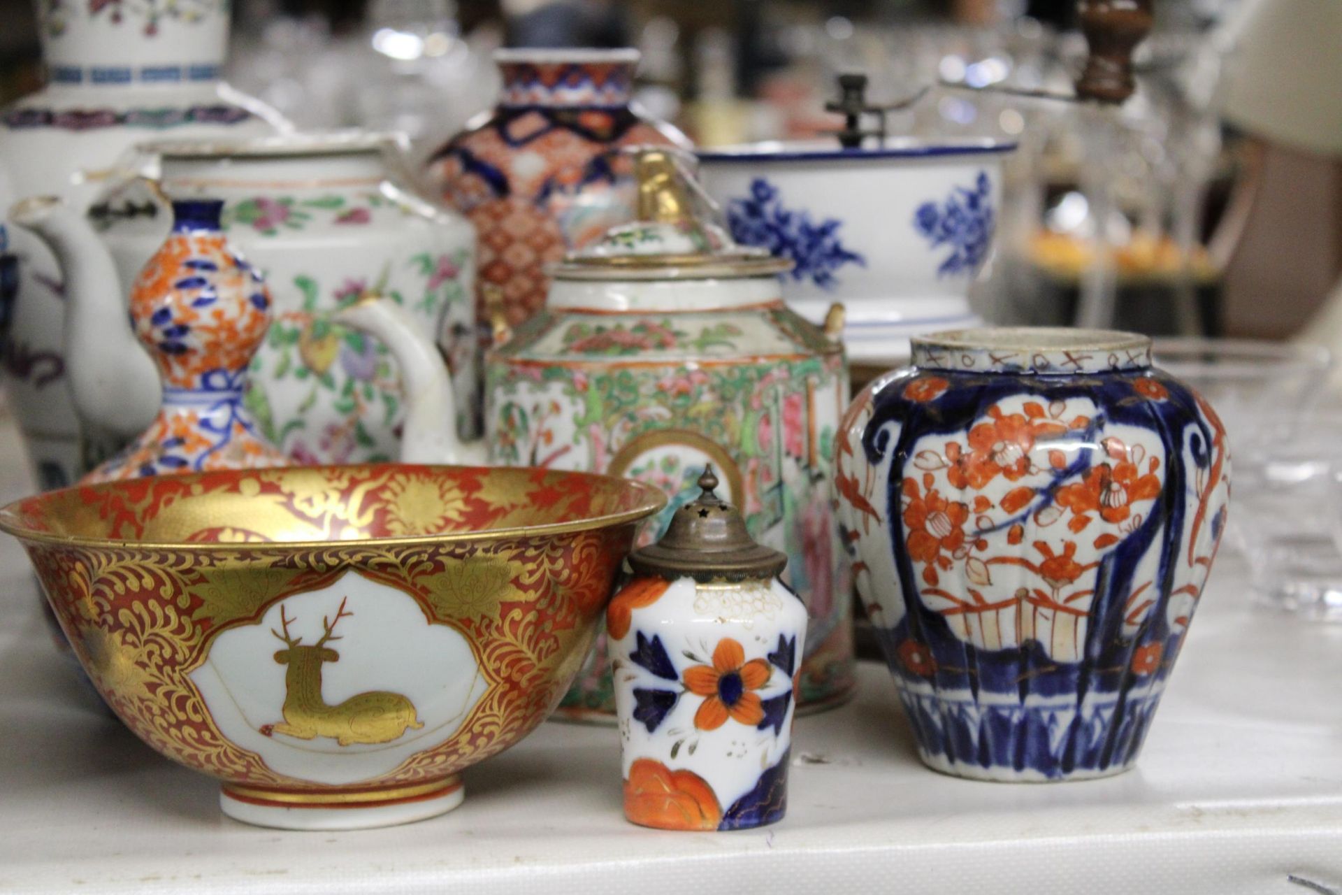 A LARGE QUANTITY OF CERAMICS TO INCLUDE ORIENTAL STYLE VASES AND TEAPOTS PLUS VINTAGE FRENCH - Bild 2 aus 6