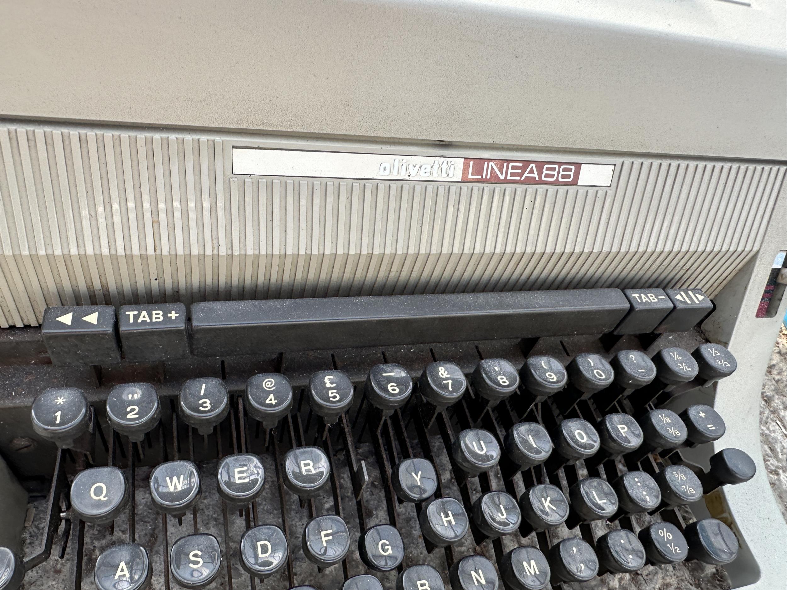 A RETRO OLIVETTI LINEA88 TYPEWRITER - Image 2 of 2