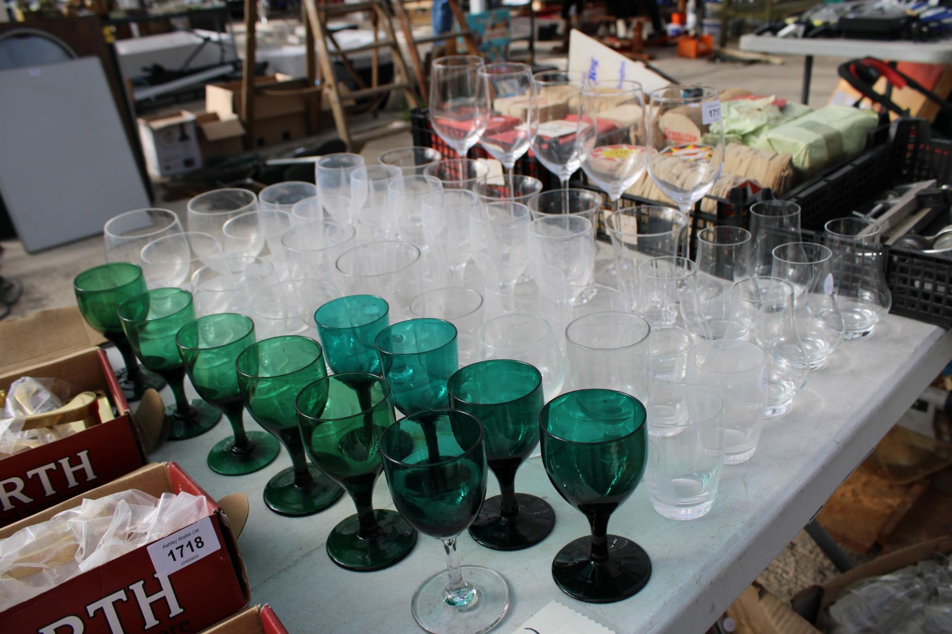 A LARGE ASSORTMENT OF GLASS WARE TO INCLUDE WINE GLASSES AND TUMBLERS ETC - Image 2 of 2