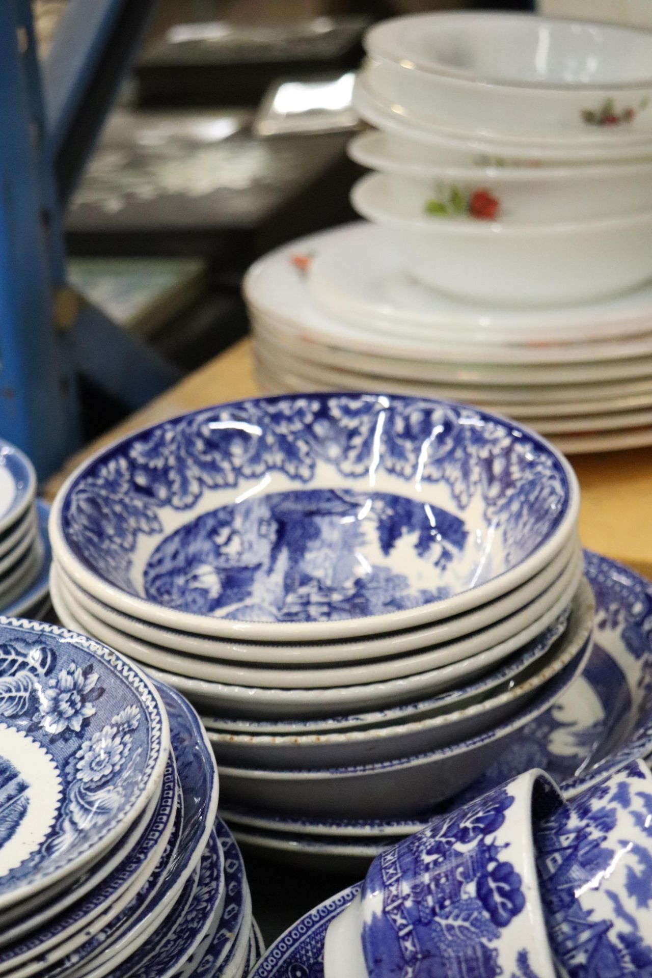 A LARGE QUANTITY OF OF WOODS AND BURLEIGH WARE BLUE AND WHITE CERAMICS TO INCLUDE WILLOW PATTERN, - Bild 9 aus 15