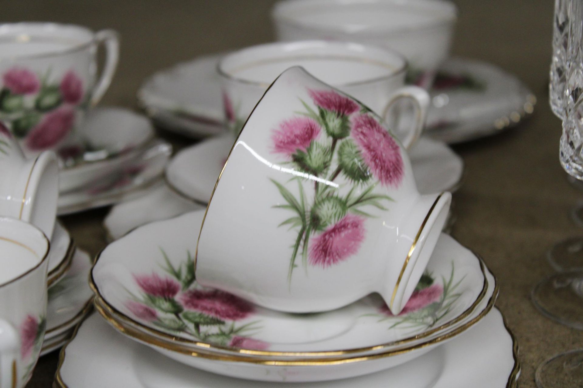 A COLCLOUGH ROSE PATTERNED PART CHINA TEASET, TO INCLUDE A CAKE PLATE, SUGAR BOWL, CUPS, SAUCERS AND - Bild 3 aus 5