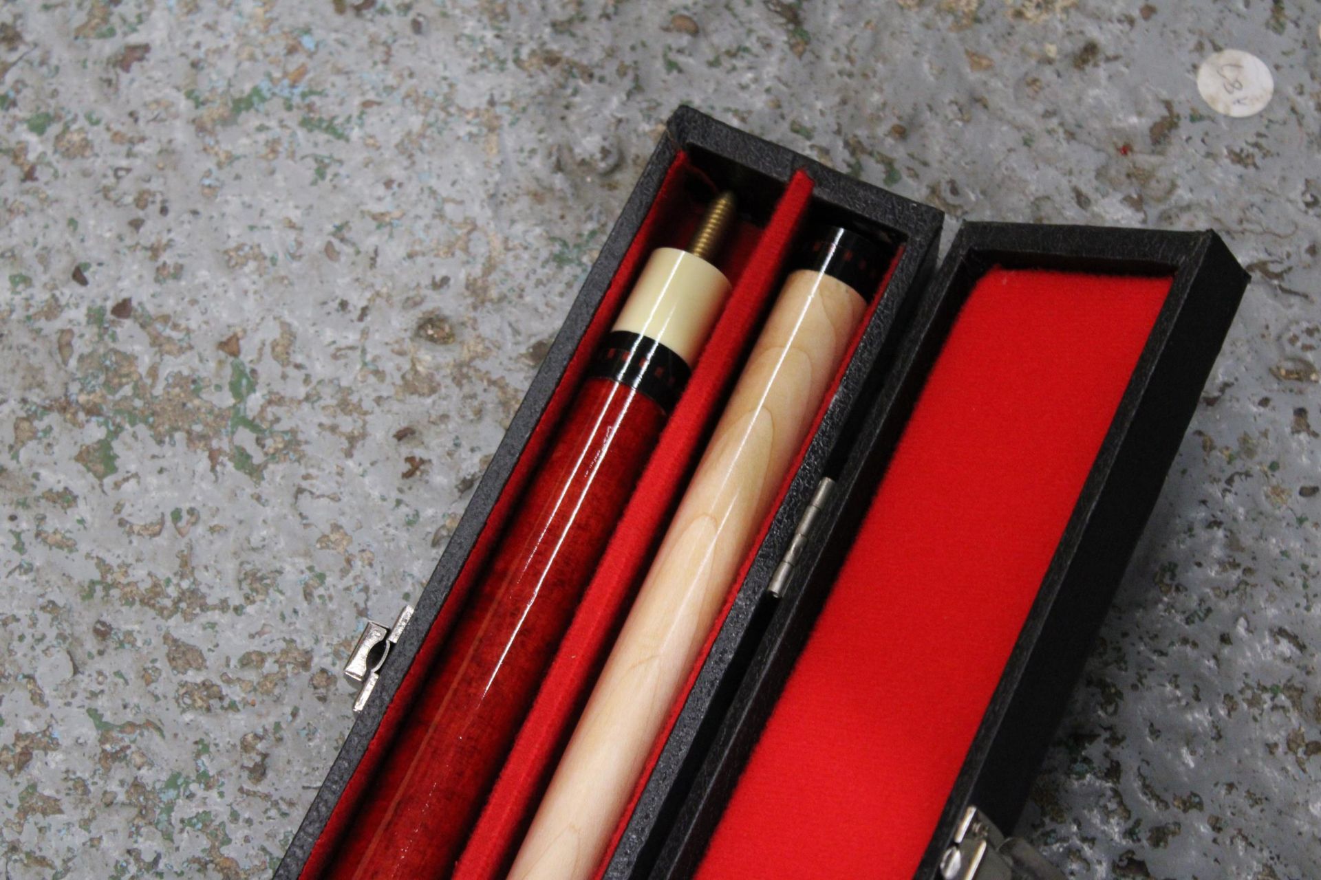 A RILEY SNOOKER/POOL CUE IN A HARD CASE - Image 3 of 4