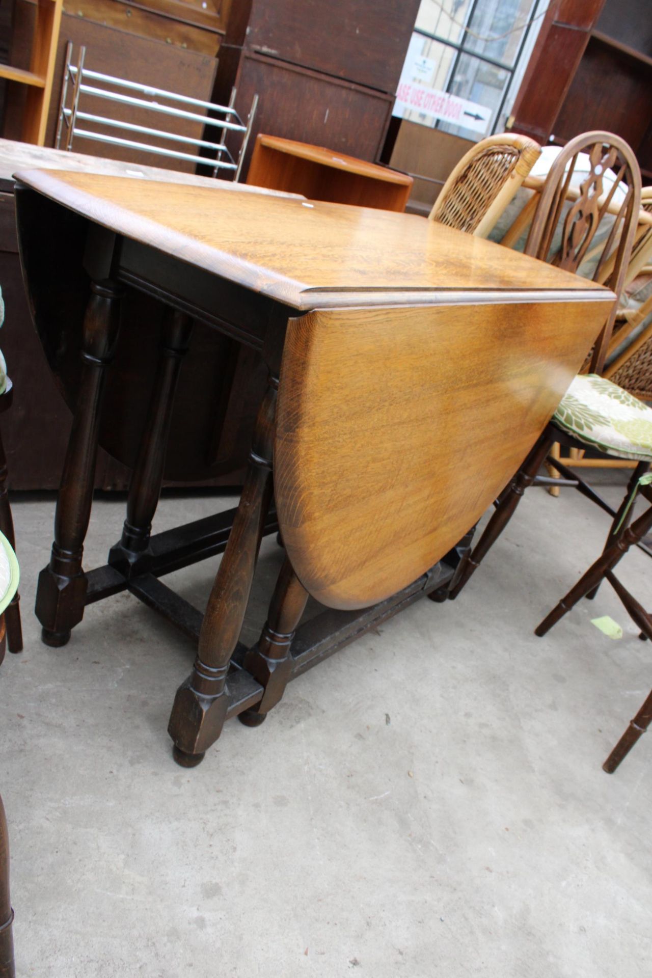 AN OVAL OAK GATELEG DINING TABLE AND FOUR ERCOL STYLE WINDSOR CHAIRS - Image 2 of 5