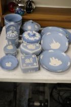 A COLLECTION OF POWDER BLUE WEDGWOOD JASPERWARE TO INCLUDE CABINET PLATES, LARGE LIDDED TRINKET