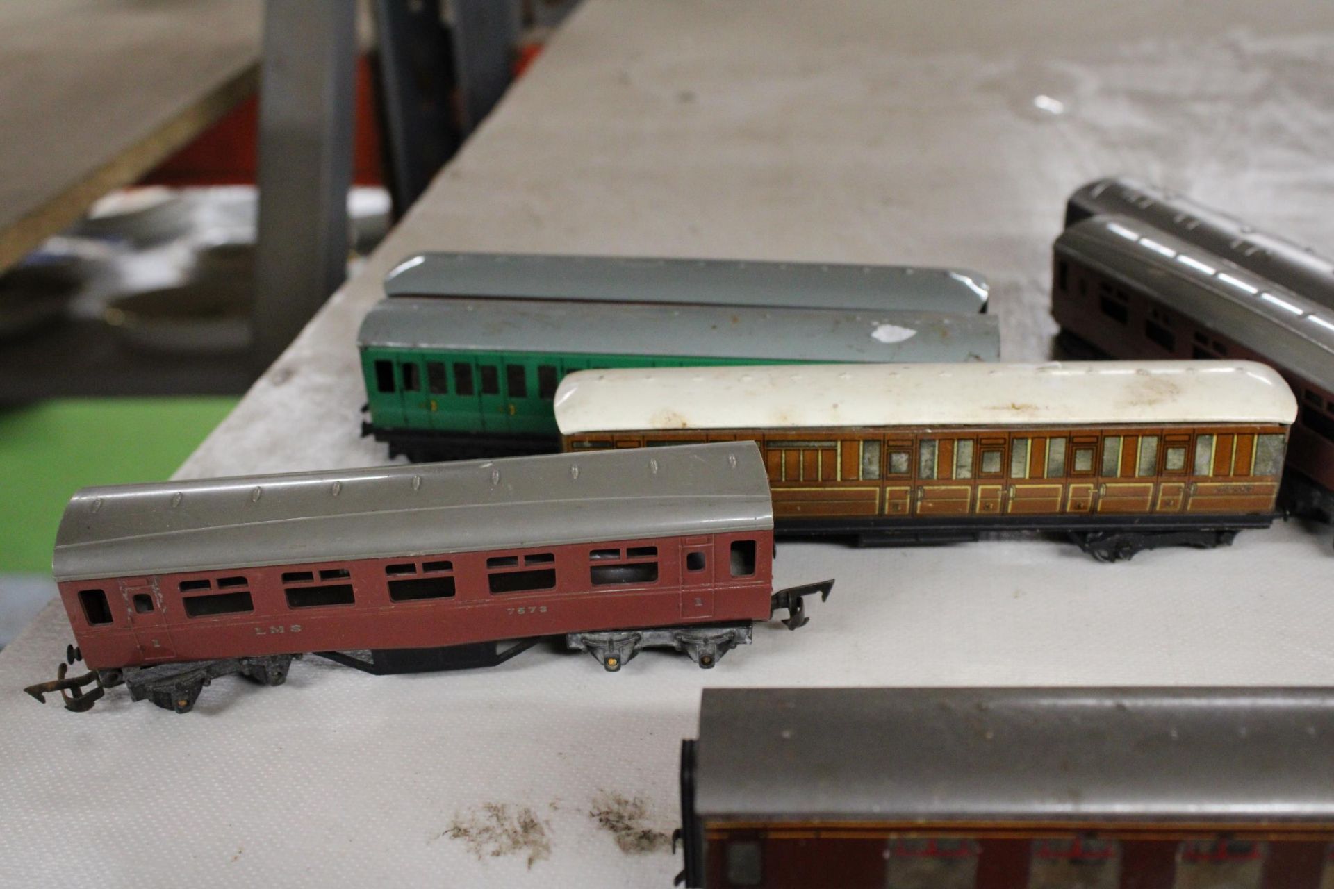 SEVEN EARLY CARRIAGES TO INCLUDE FOUR METAL EXAMPLES - Bild 3 aus 4