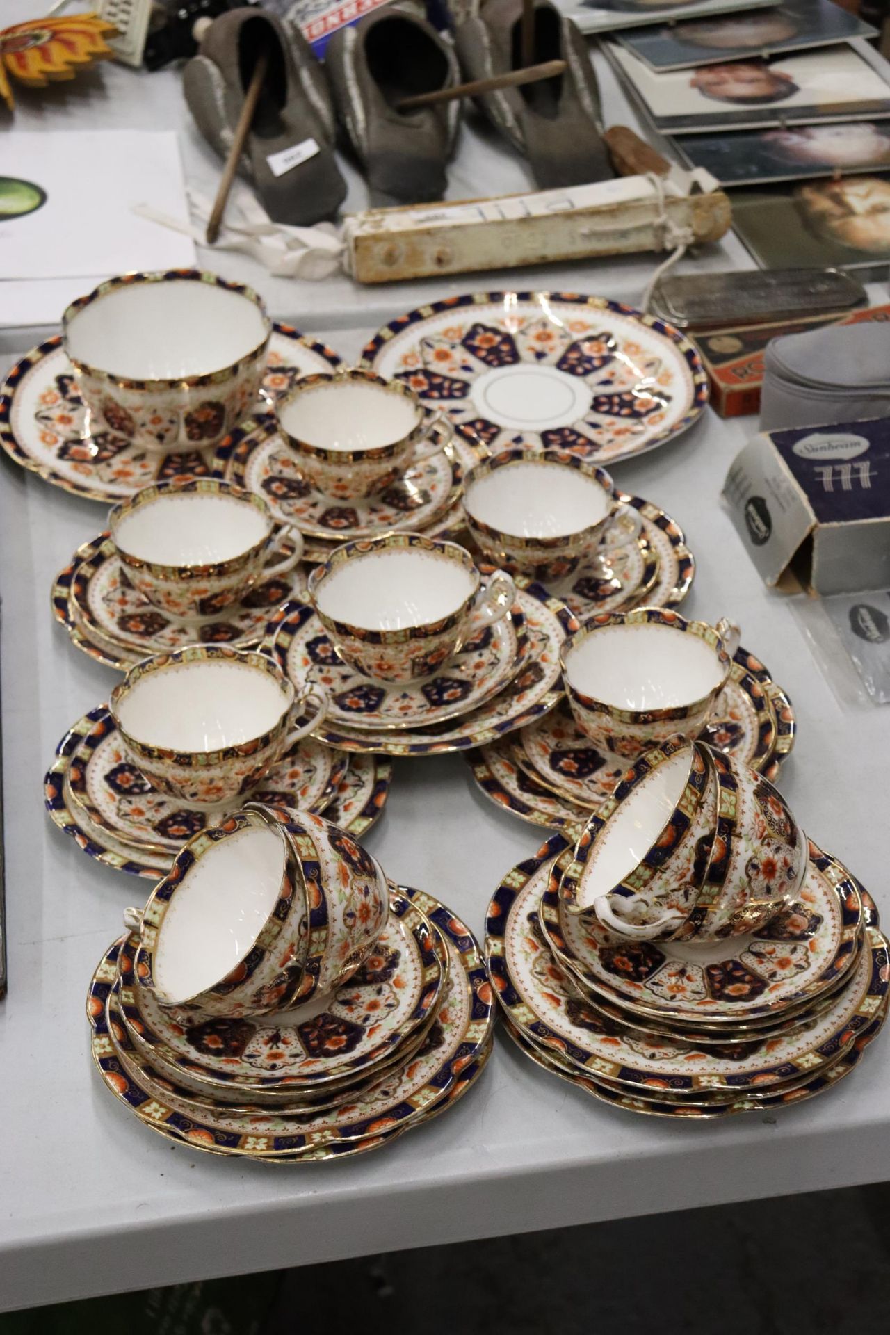 AN ANTIQUE 'COURT CHINA' TEASET TO INCLUDE CAKE PLATES, CUPS, SAUCERS, SIDE PLATES AND A SUGAR BOWL