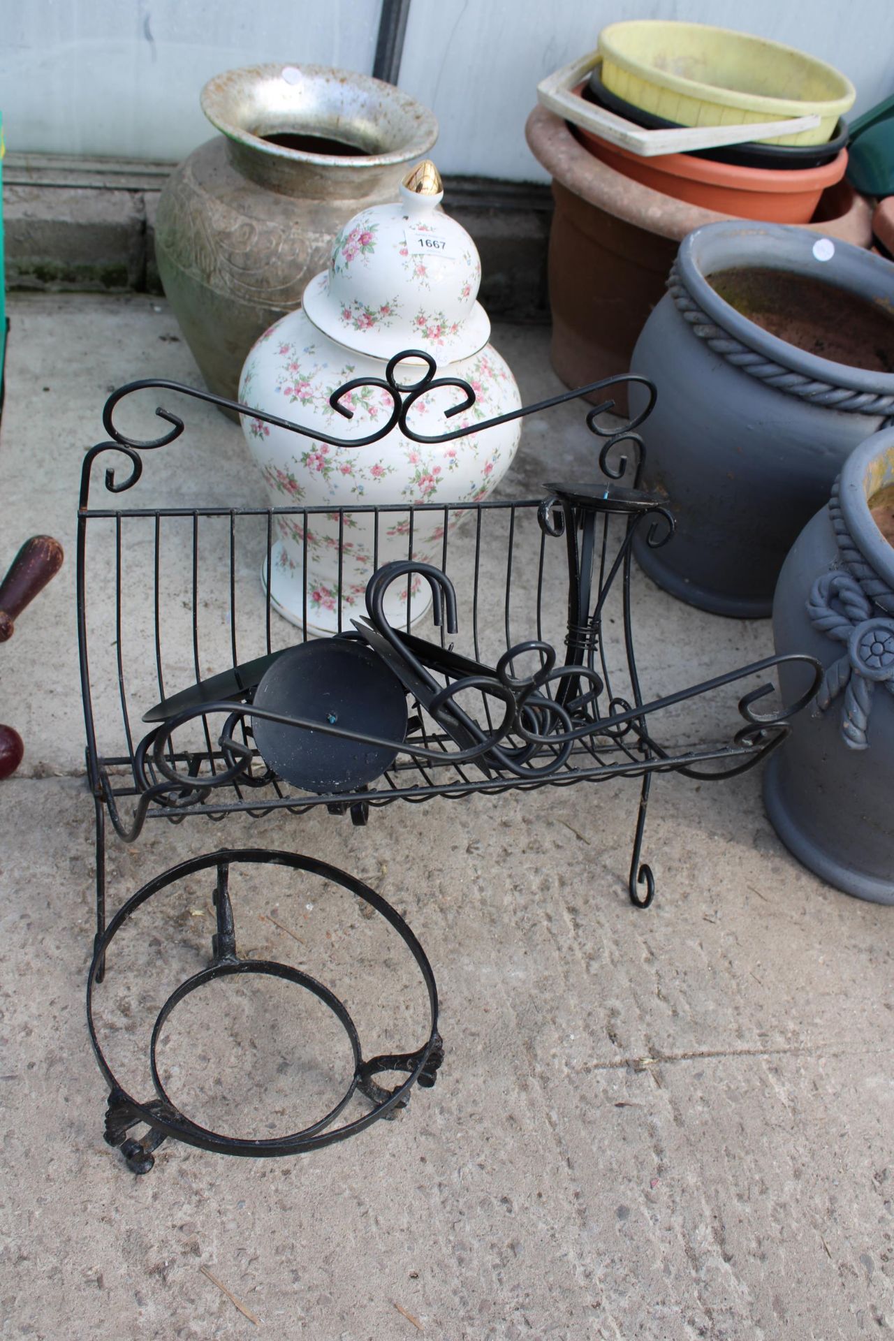 AN ASSORTMENT OF ITEMS TO INCLUDE A CERAMIC LIDDED JAR AND A METAL VASE ETC