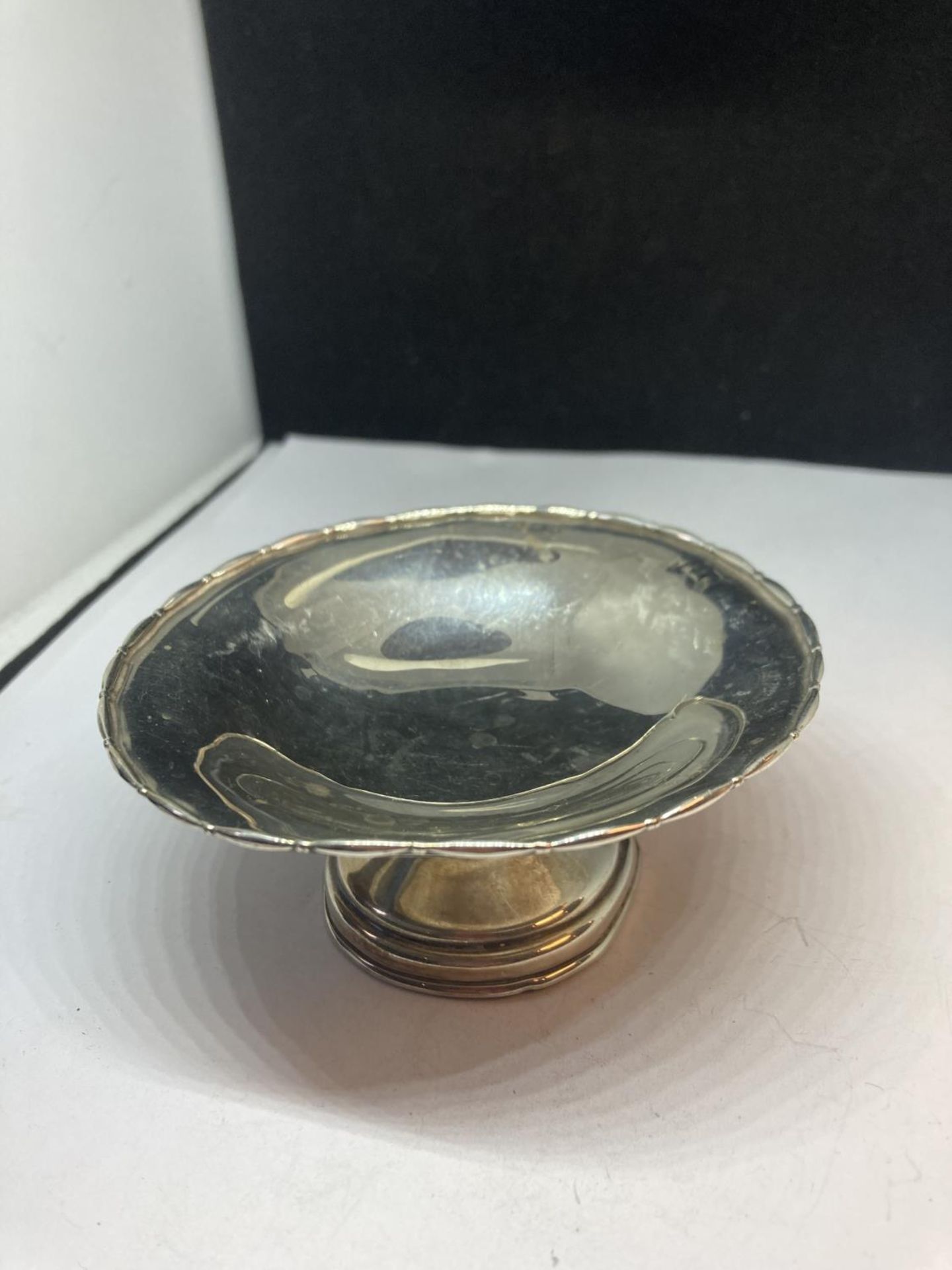 A HALLMARKED BIRMINGHAM SILVER FOOTED DISH GROSS WEIGHT 39.8 GRAMS