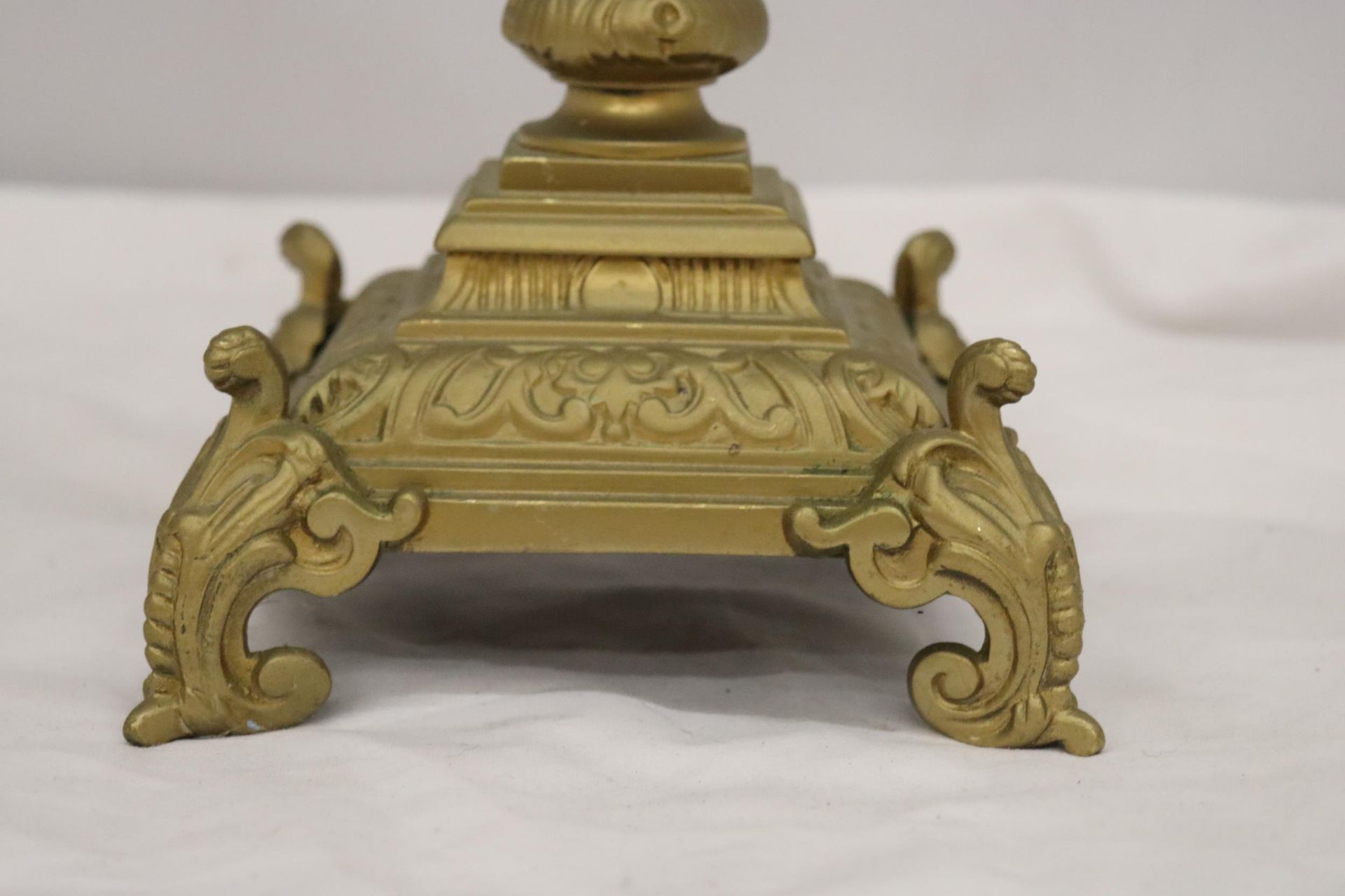 A VINTAGE STYLE HEAVY BRASS CANDLE HOLDER, HEIGHT 55CM - Image 4 of 7