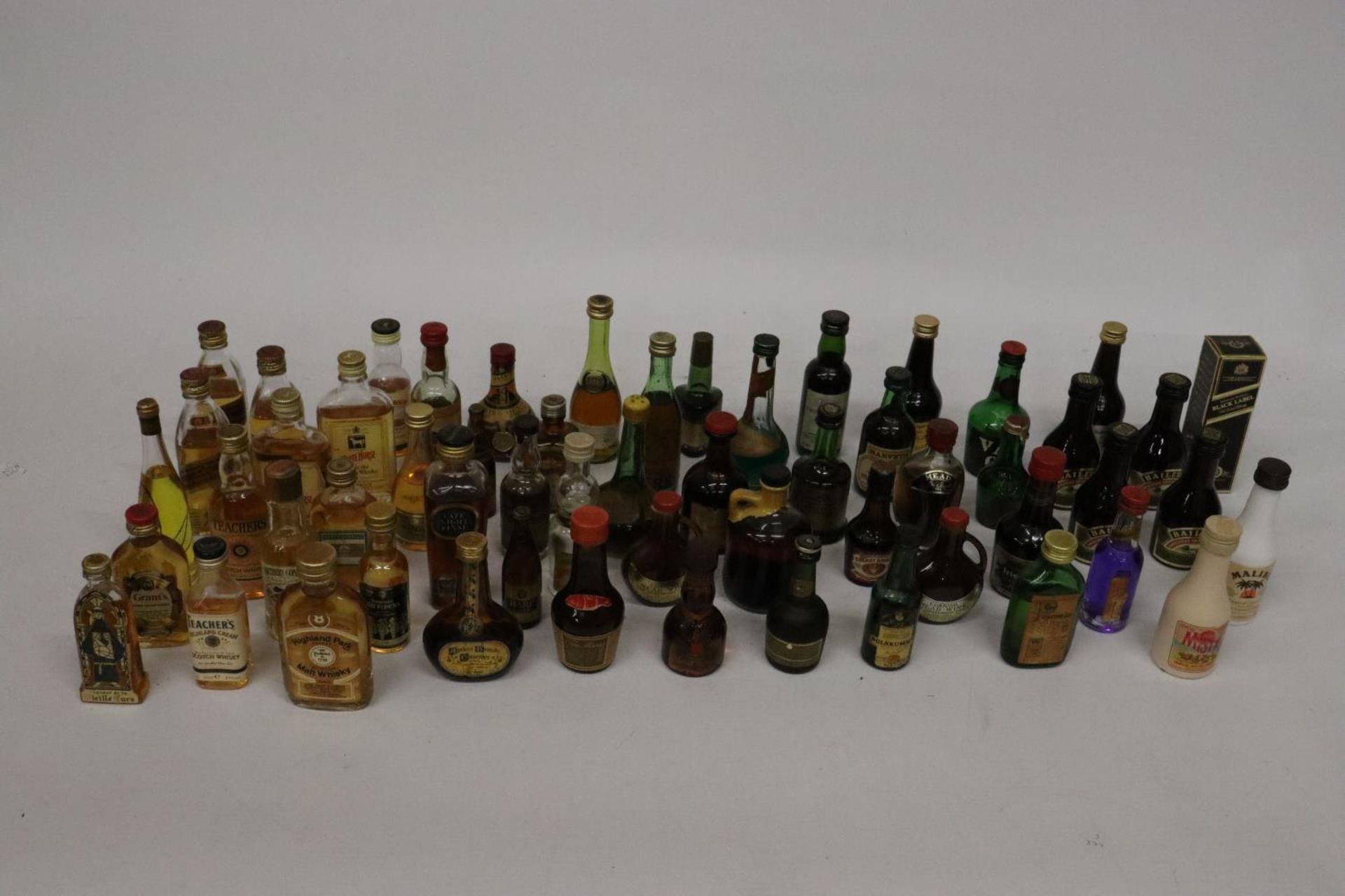 A LARGE QUANTITY OF MINIATURE BOTTLES OF ALCOHOL