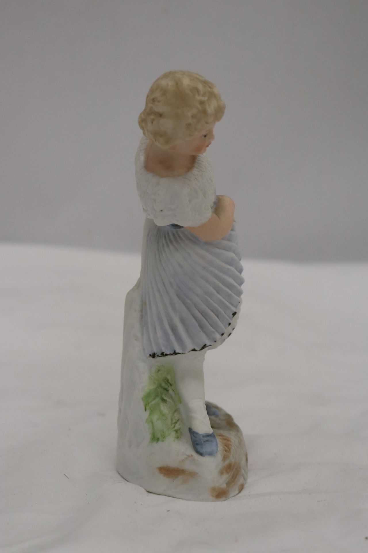 A BISQUE FIGURE OF A YOUNG LADY, MARKED TO THE BASE - Bild 2 aus 6