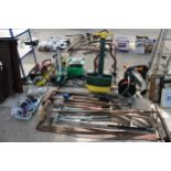 AN ASSORTMENT OF GARDEN TOOLS TO INCLUDE SPADES, FORKS AND RAKES ETC