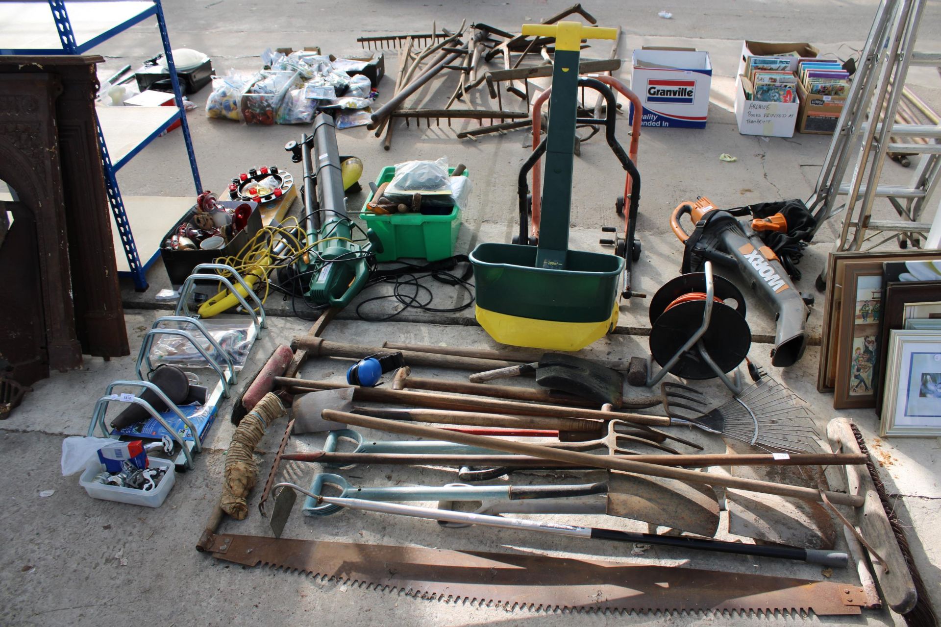 AN ASSORTMENT OF GARDEN TOOLS TO INCLUDE SPADES, FORKS AND RAKES ETC