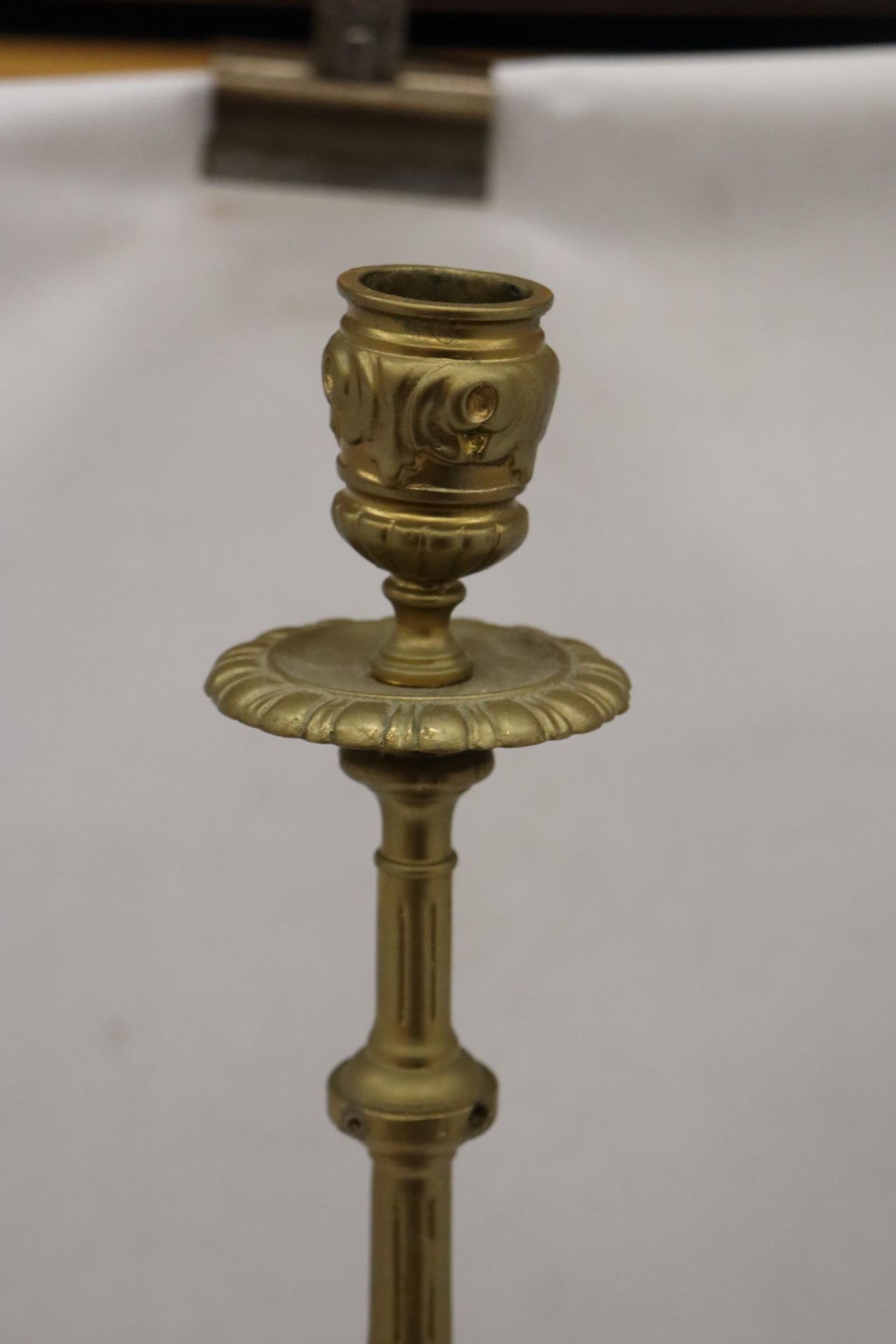 A VINTAGE STYLE HEAVY BRASS CANDLE HOLDER, HEIGHT 55CM - Image 2 of 7