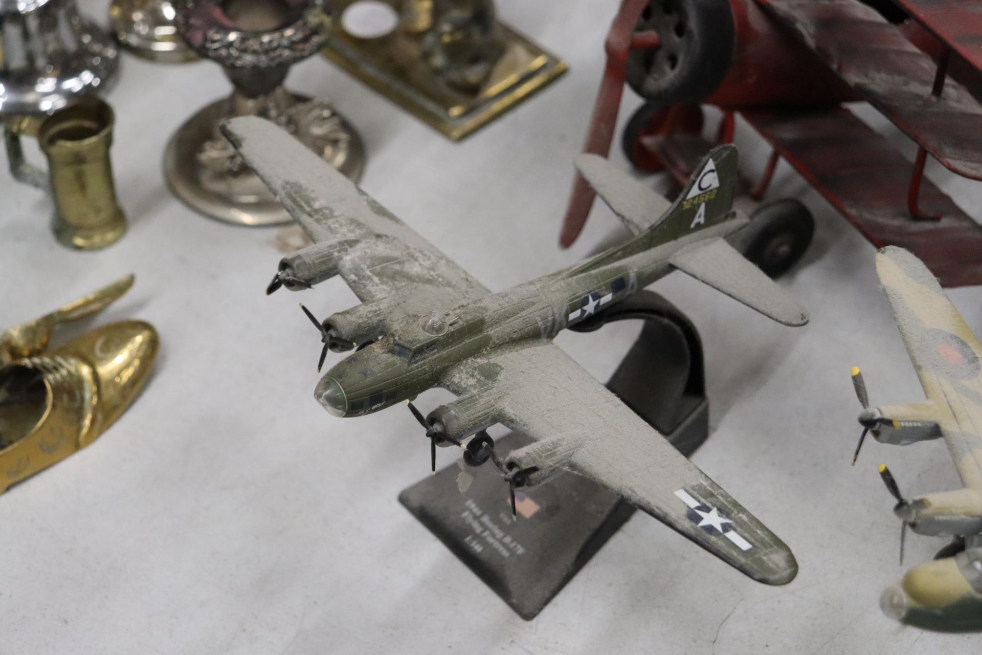 FOUR AEROPLANE MODELS TO INCLUDE TWO TIN PLATE PLUS AN AVRO LANCASTER AND A 1944 BOEING B-17F FLYING - Image 3 of 10