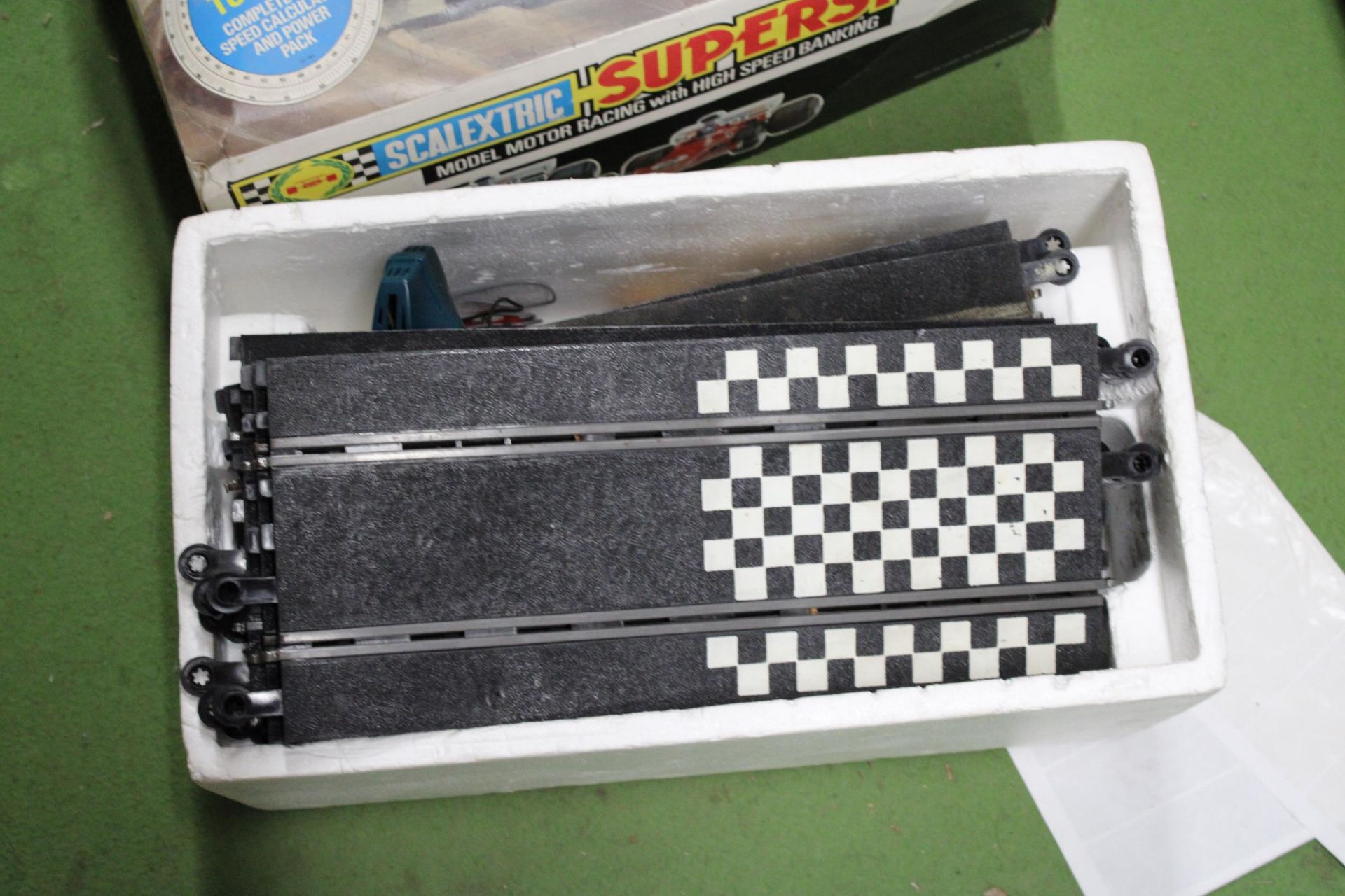A BOXED SCALEXTRIC SUPERSPEED MODEL MOTOR RACING SET - Bild 2 aus 5