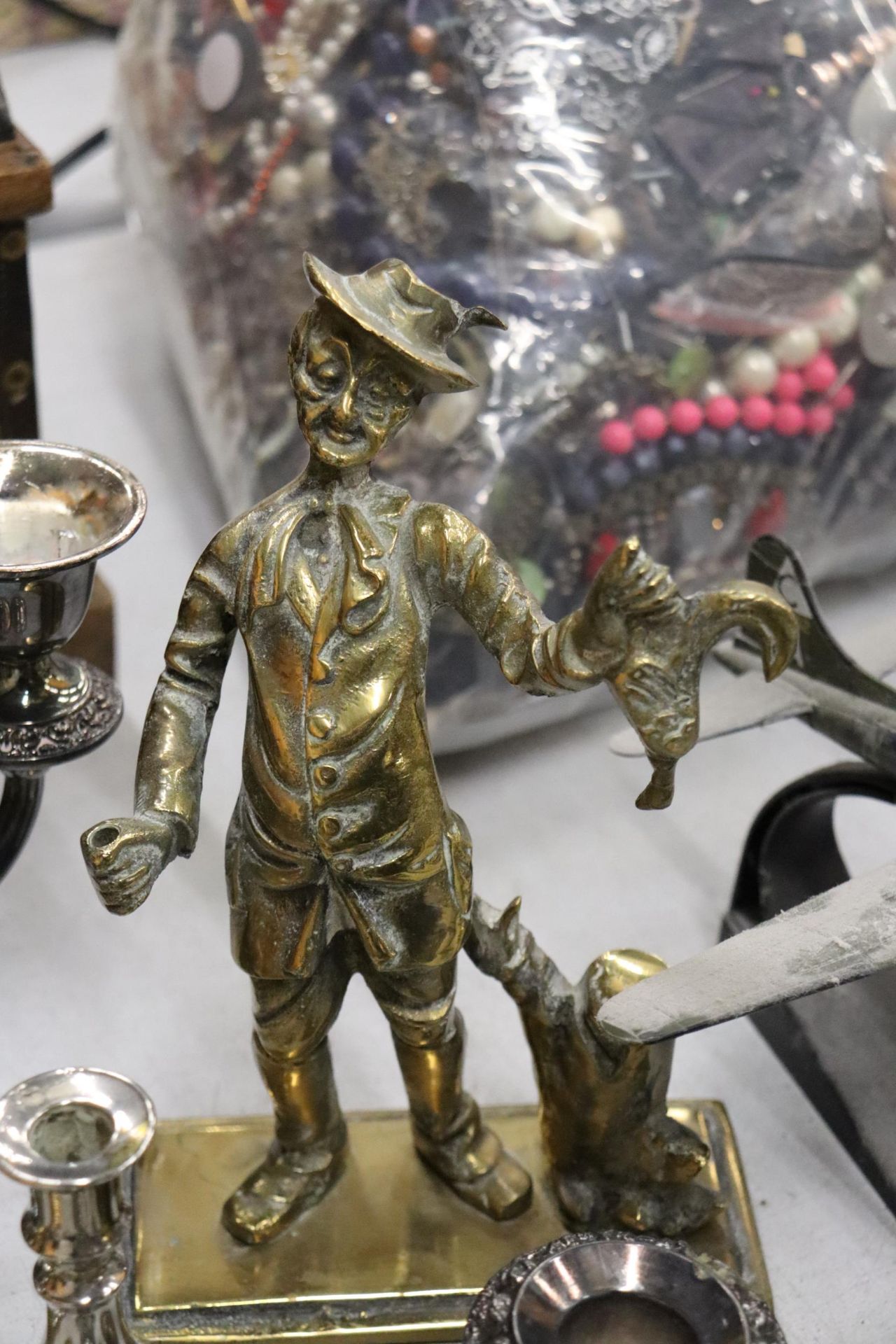 A QUANTITY OF BRASS AND SILVER PLATE TO INCLUDE A HEAVY POACHER FIGURE, CANDLESTICKS, ANIMAL - Image 13 of 15