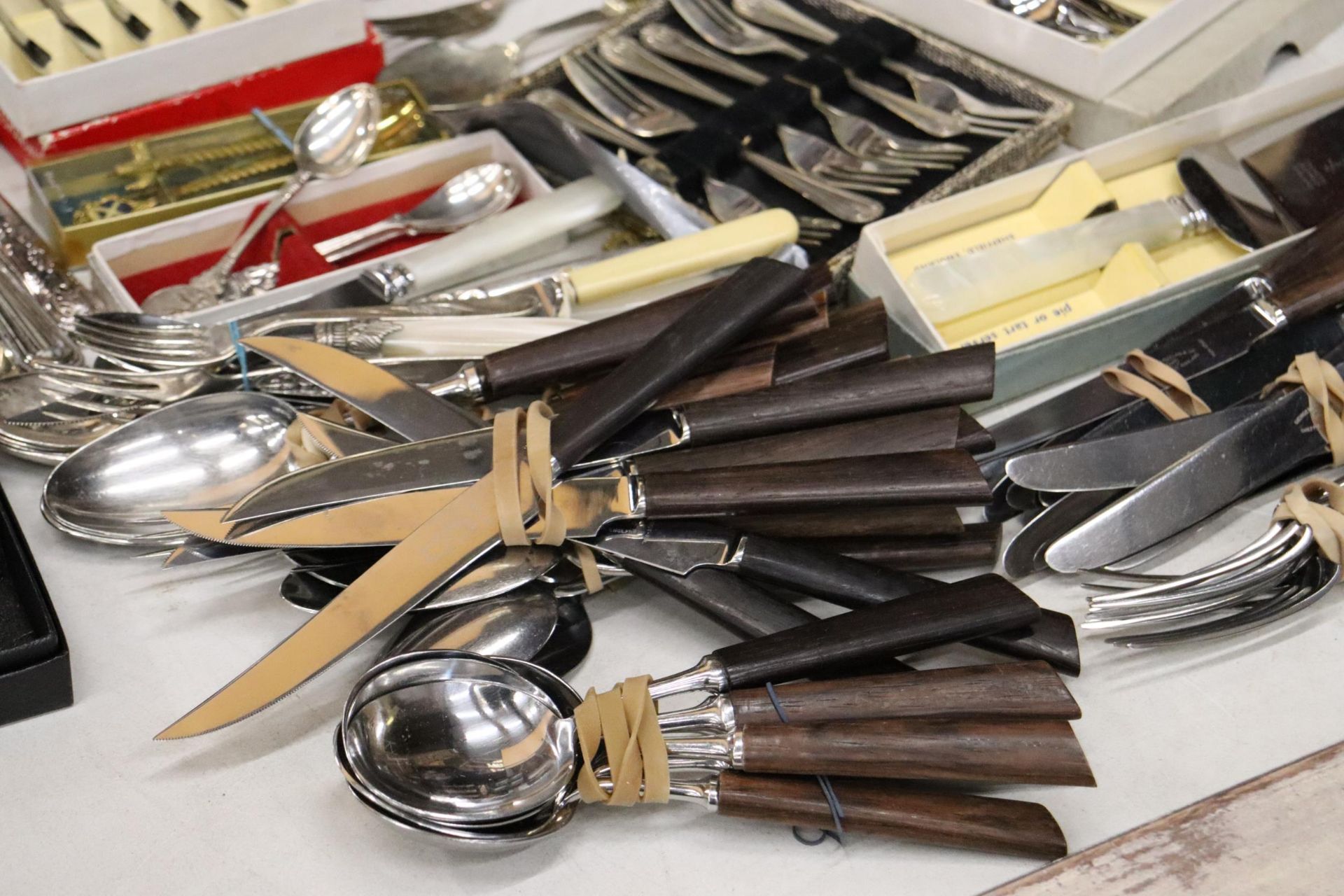 A LARGE QUANTITY OF BOXED AND UNBOXED FLATWARE TO INCLUDE A LADEL, CAKE SLICES, ETC - Bild 11 aus 13