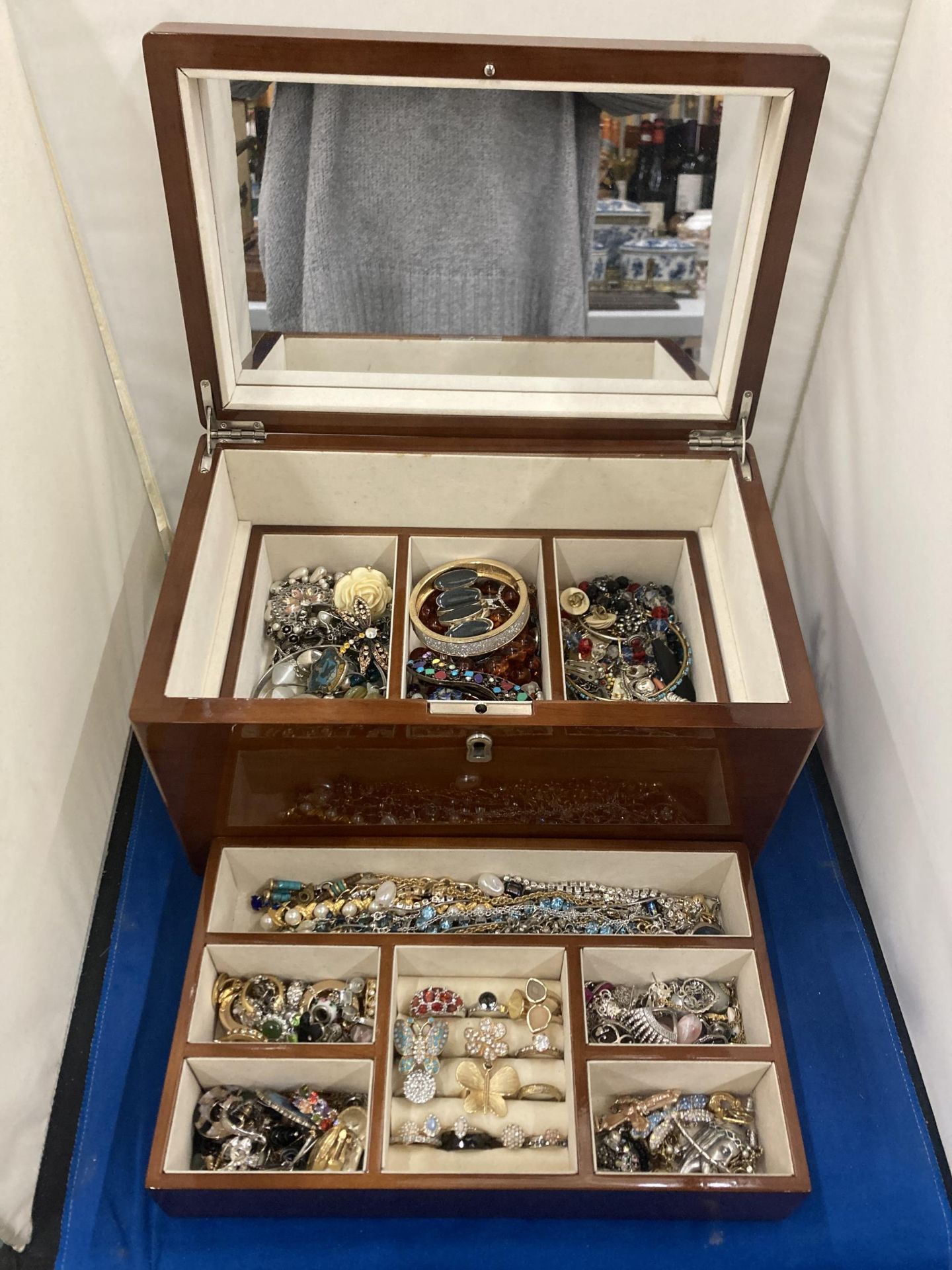 A JEWELLERY BOX WITH LIFT UP MIRROR LID AND TWO INNER TRAYS
