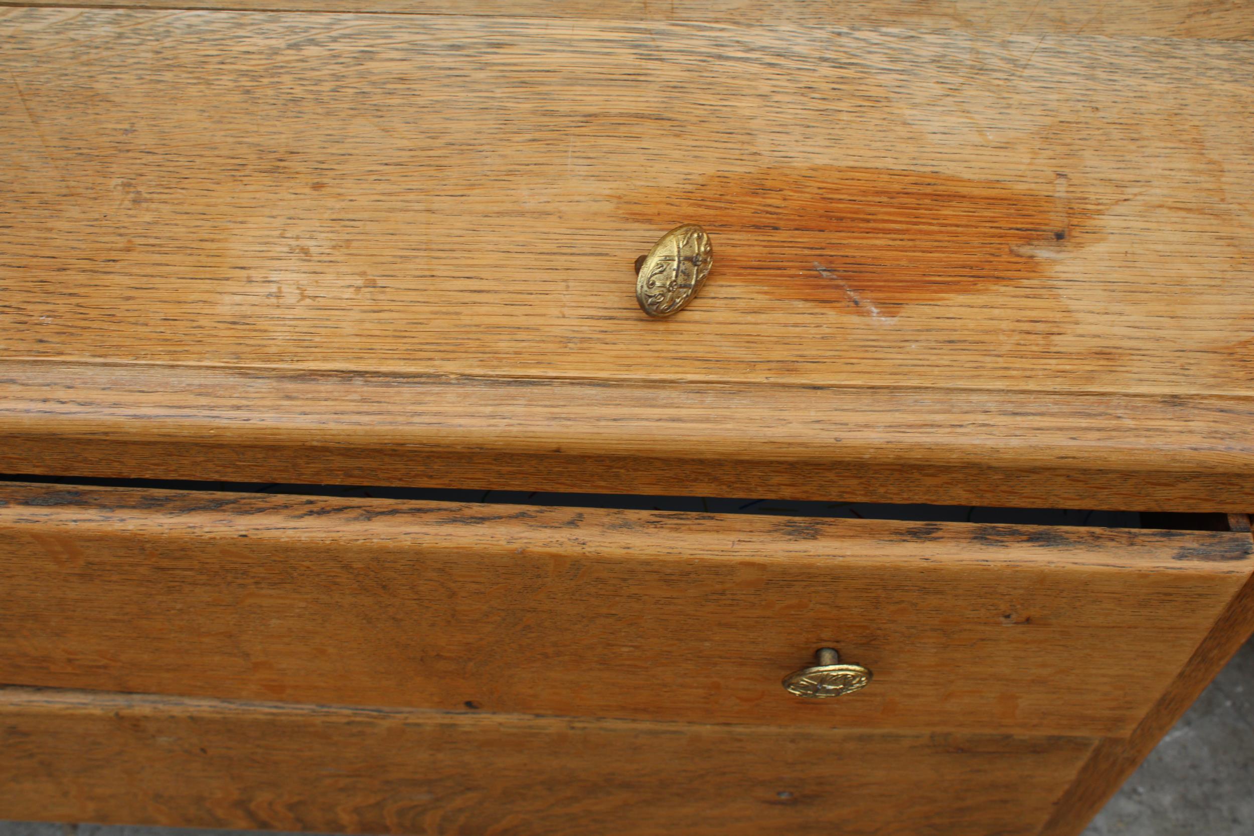 A FOUR SECTION SCREEN AND AN OAK DRESSING CHEST OF TWO DRAWERS - Image 3 of 7