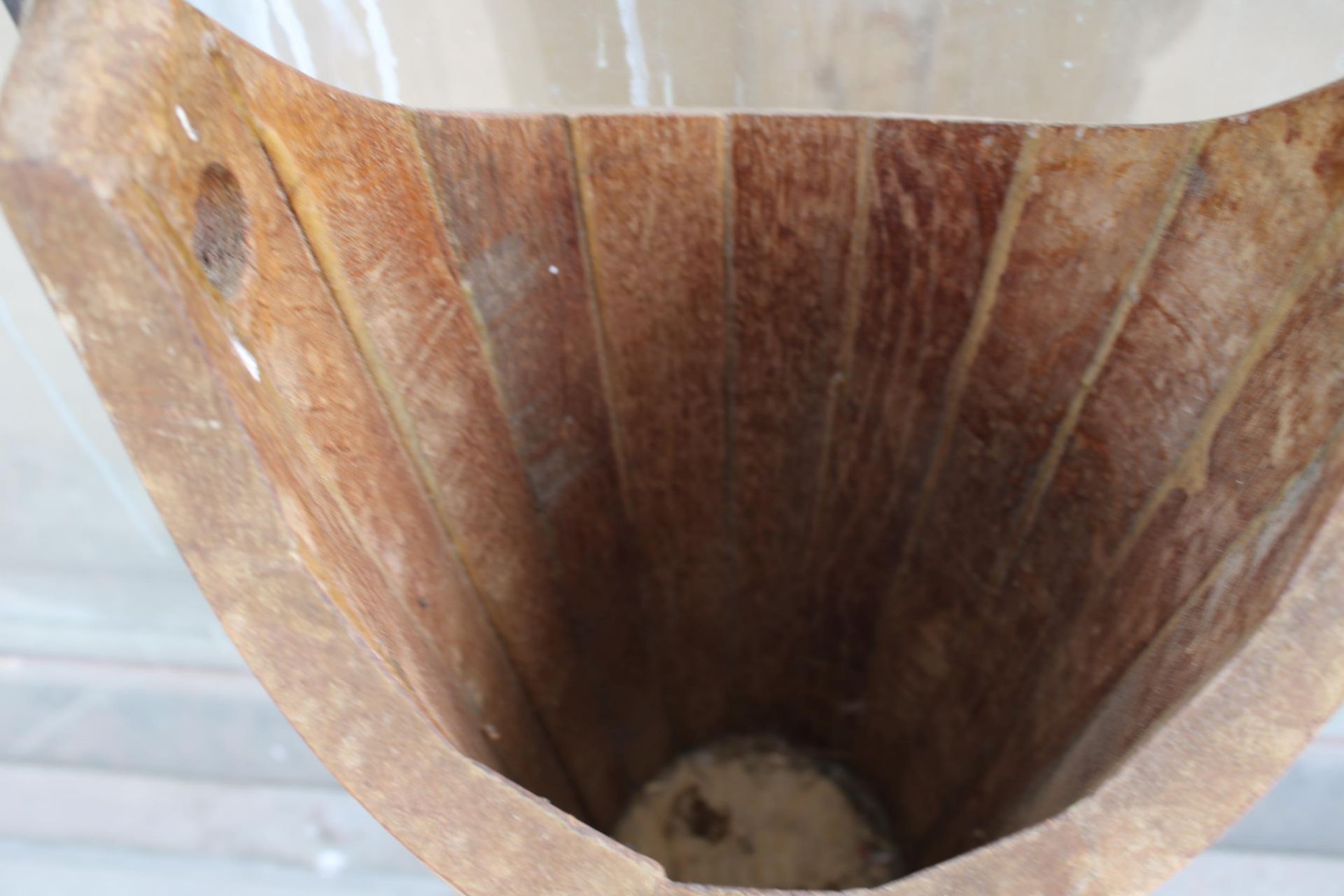 A WOODEN HANGING PAIL BUCKET (H:48CM) - Image 4 of 4