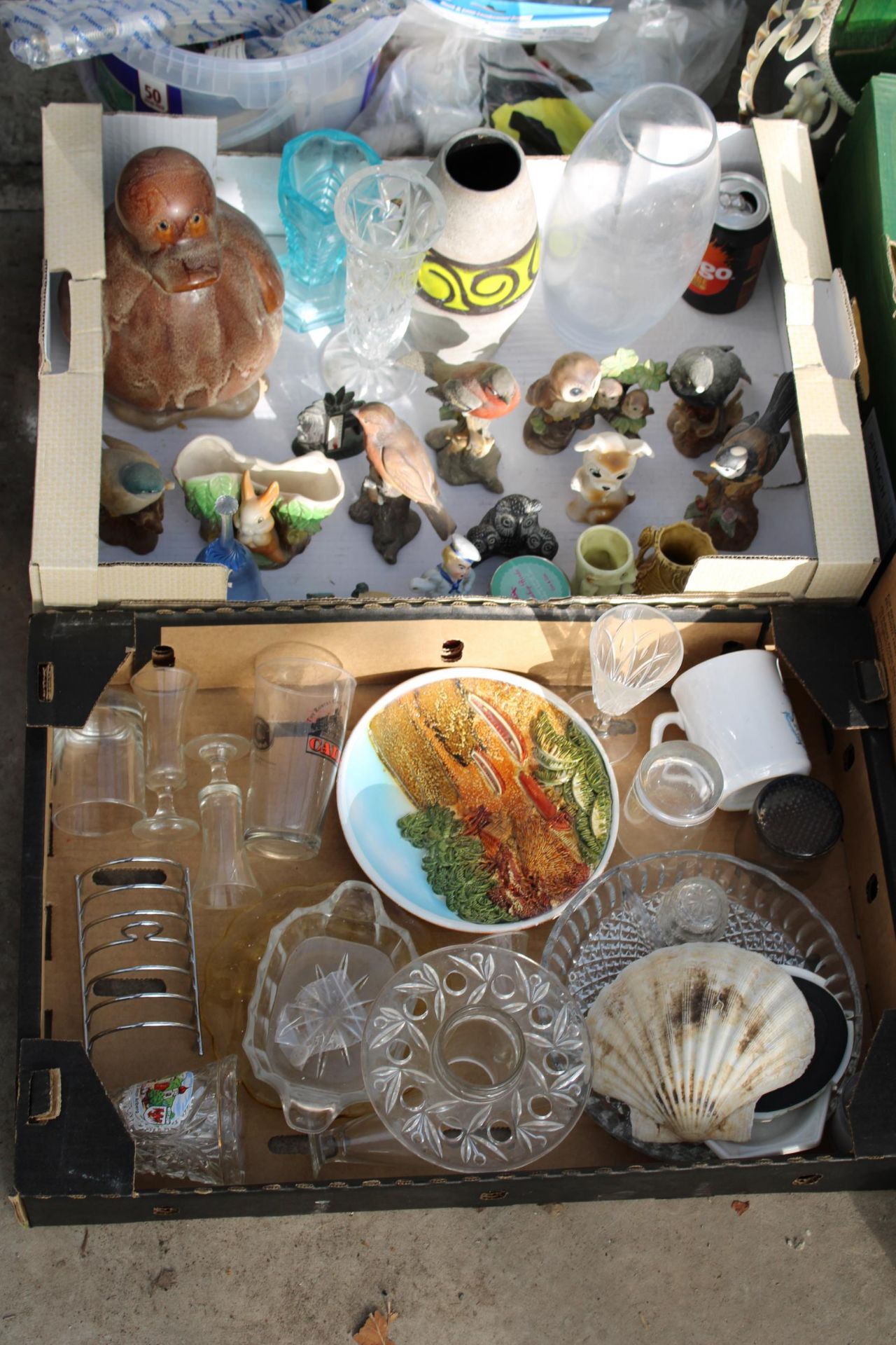 AN ASSORTMENT OF HOUSEHOLD ITEMS TO INCLUDE CERAMICS AND GLASSWARE - Image 4 of 6