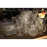 A QUANTITY OF GLASSES TO INCLUDE WINE GLASSES, VASES, BOWLS, ETC
