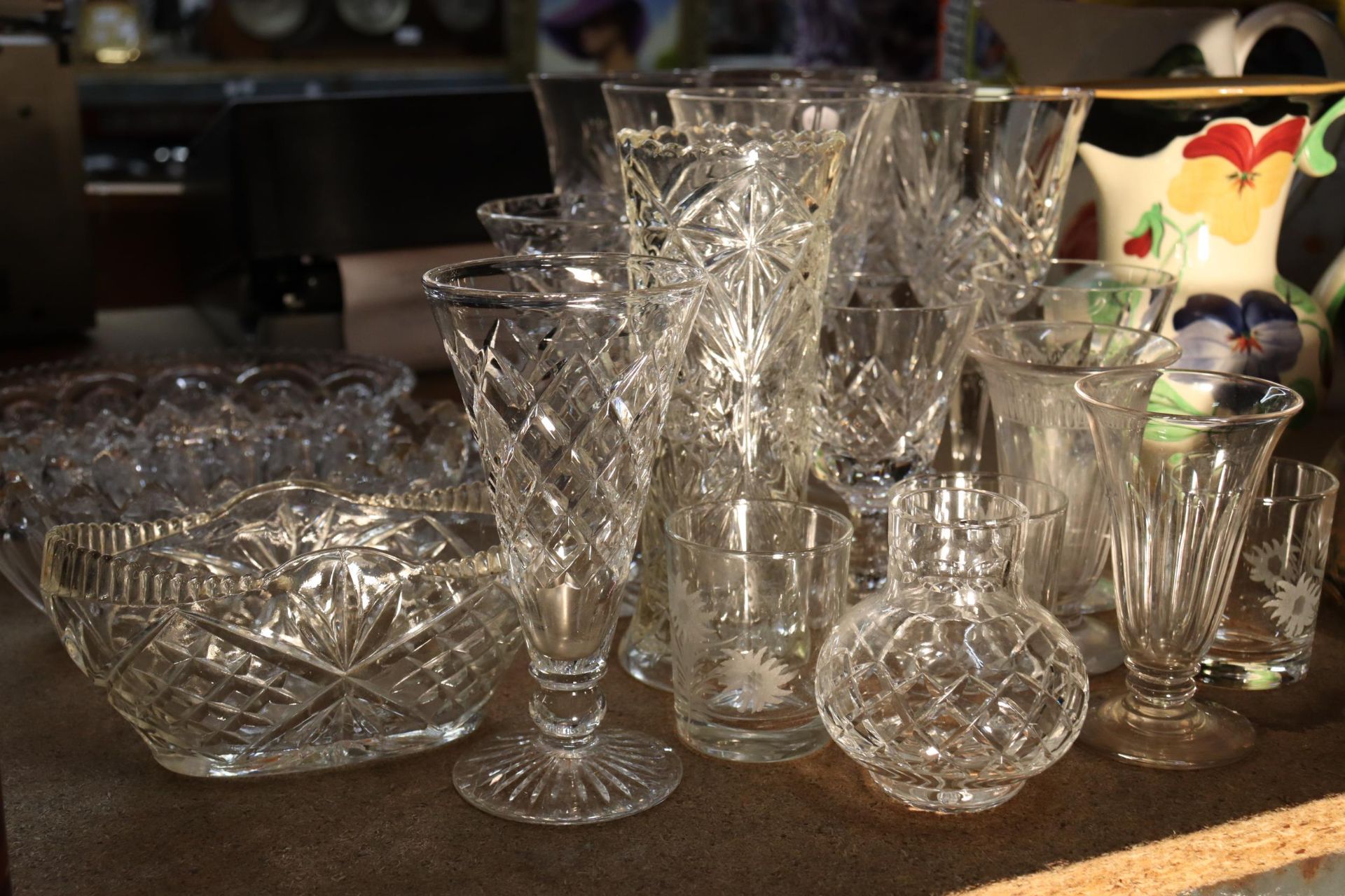 A QUANTITY OF GLASSES TO INCLUDE WINE GLASSES, VASES, BOWLS, ETC
