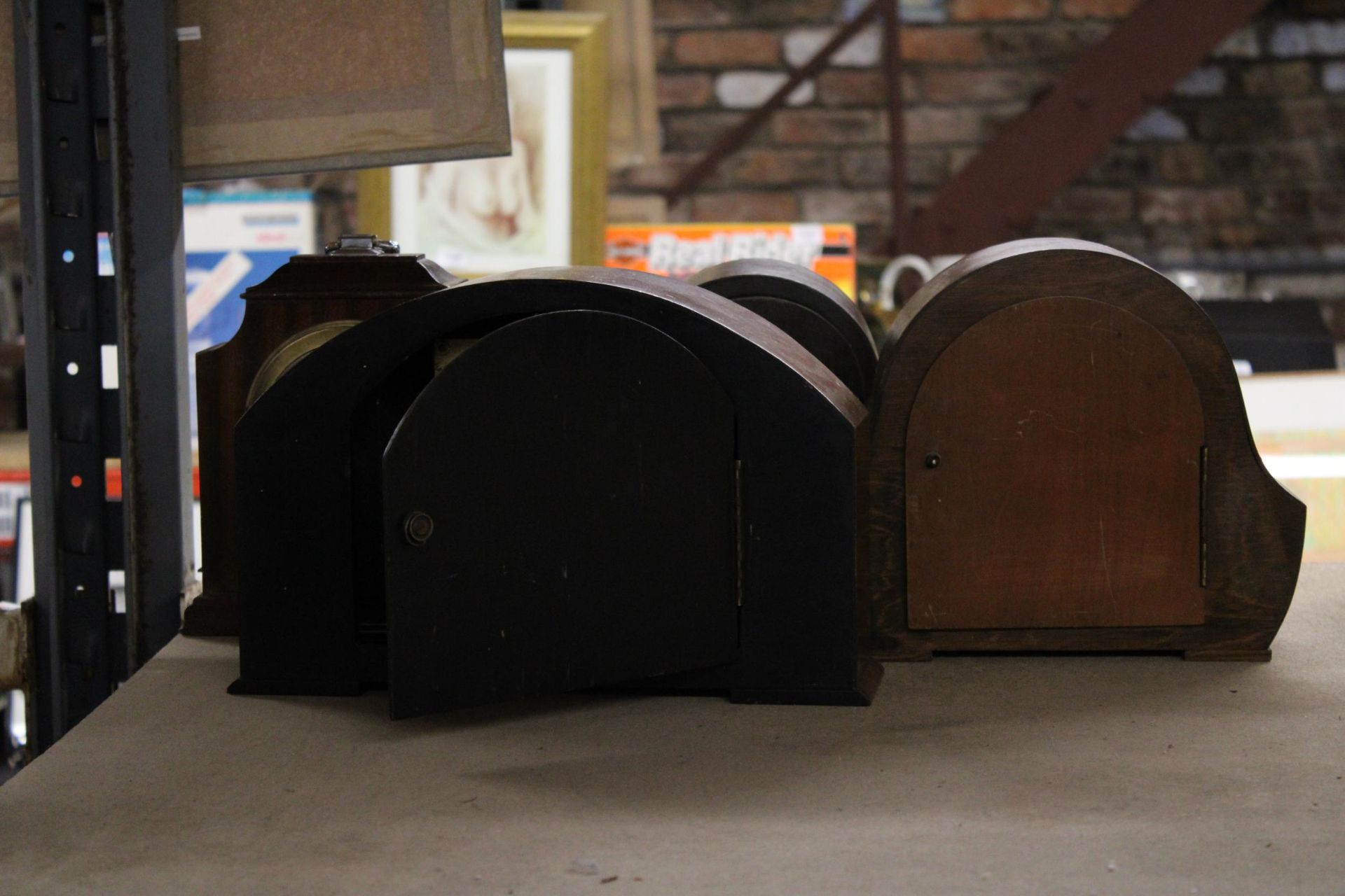 FOUR VINTAGE MANTEL CLOCKS IN WOODEN CASES - Image 4 of 6