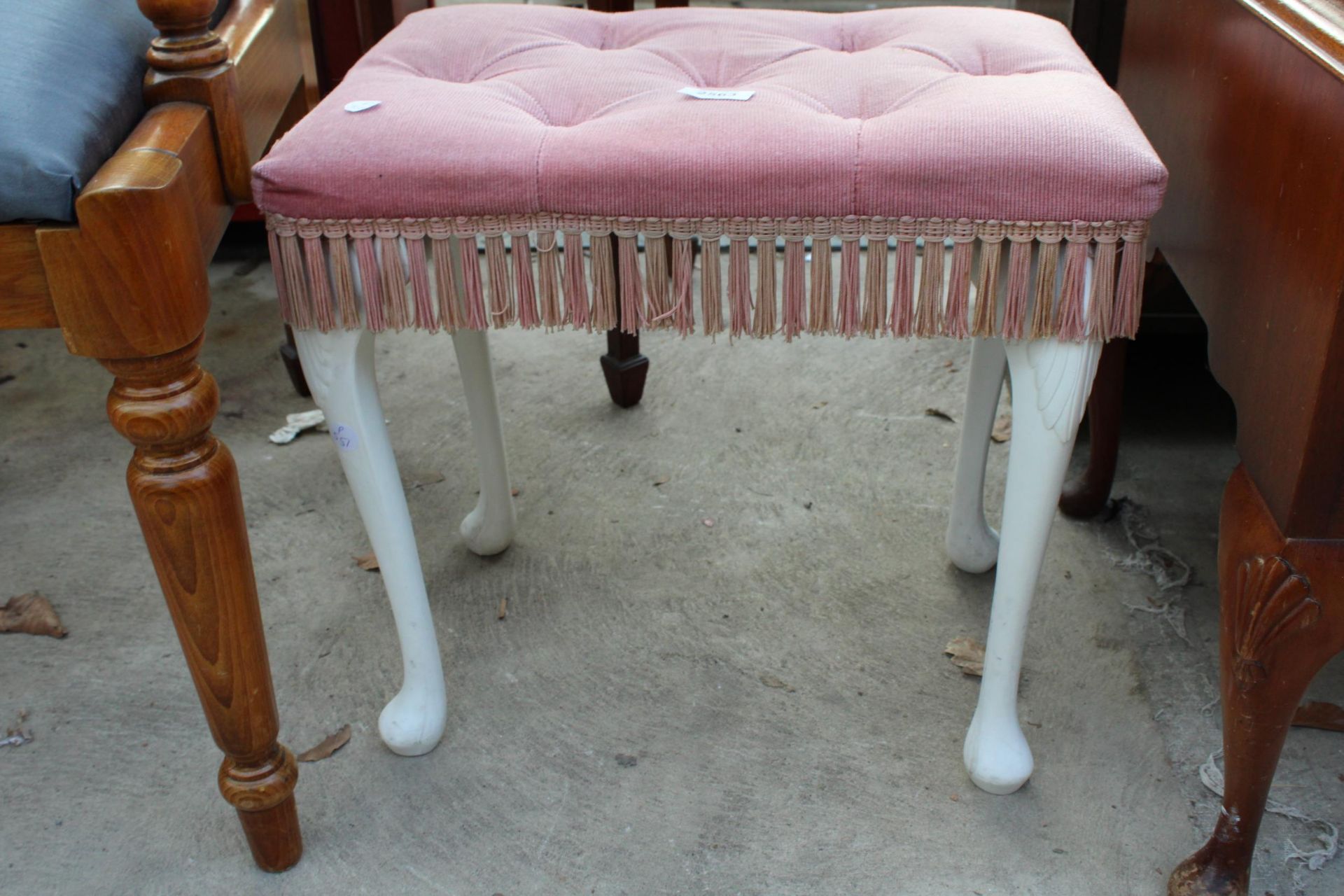 A MODERN PINK STOOL ON CABRIOLE LEGS - Image 2 of 2