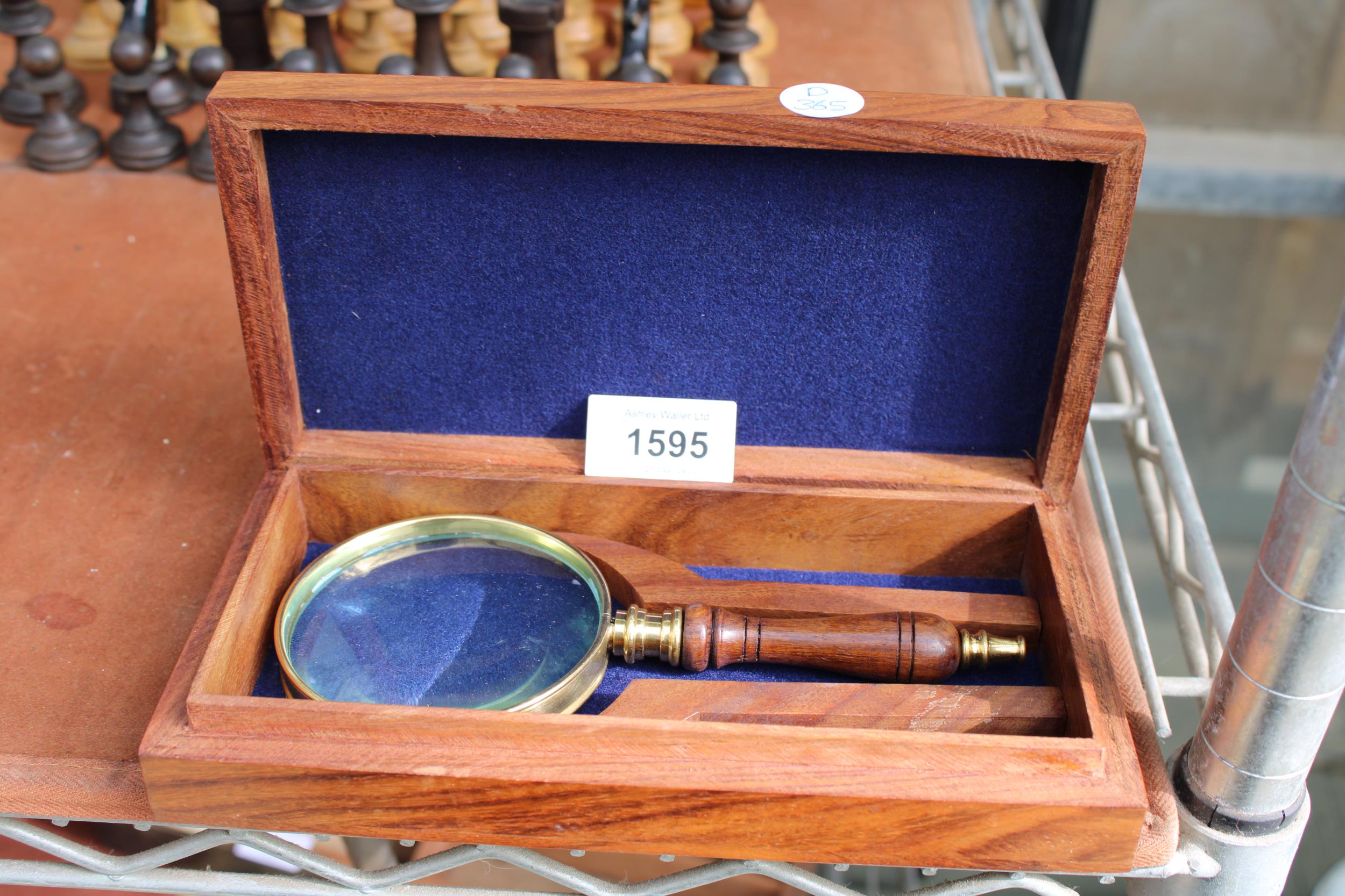A VINTAGE WOODEN HANDLED BRASS MAGNIFYING GLASS WITH INLAID PRESENTATION BOX