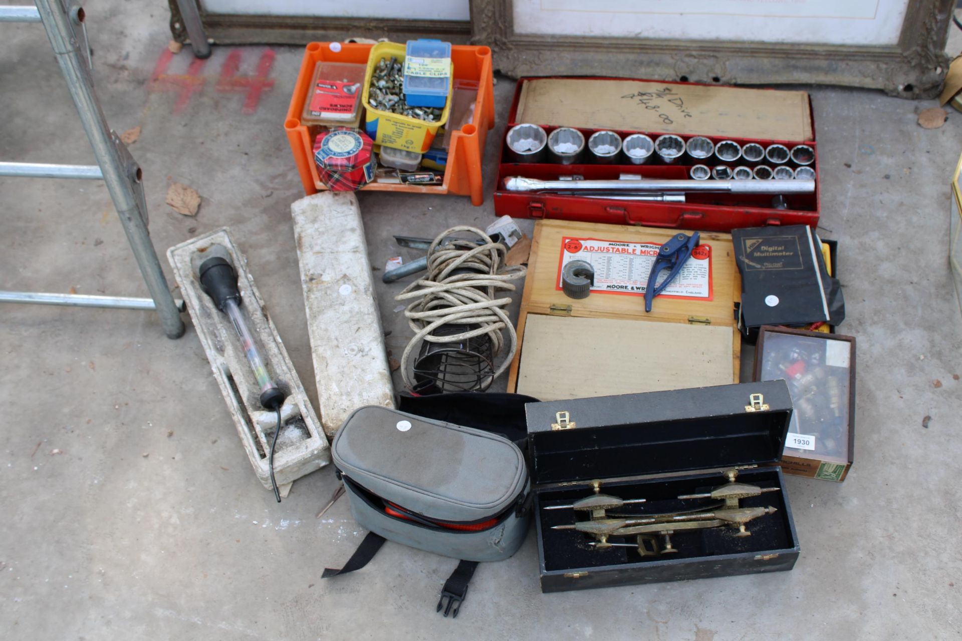 AN ASSORTMENT OF TOOLS TO INCLUDE WORK LIGHTS AND A SOCKET SET ETC