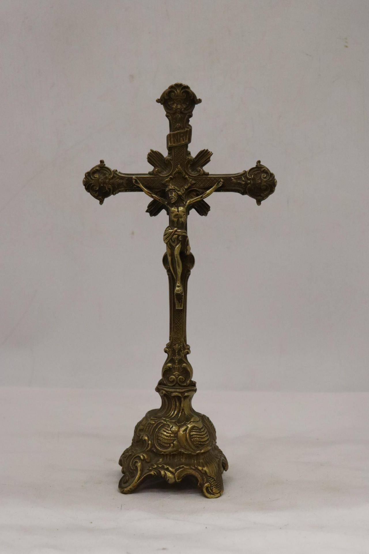A LARGE HEAVY BRASS CROSS - Image 2 of 7