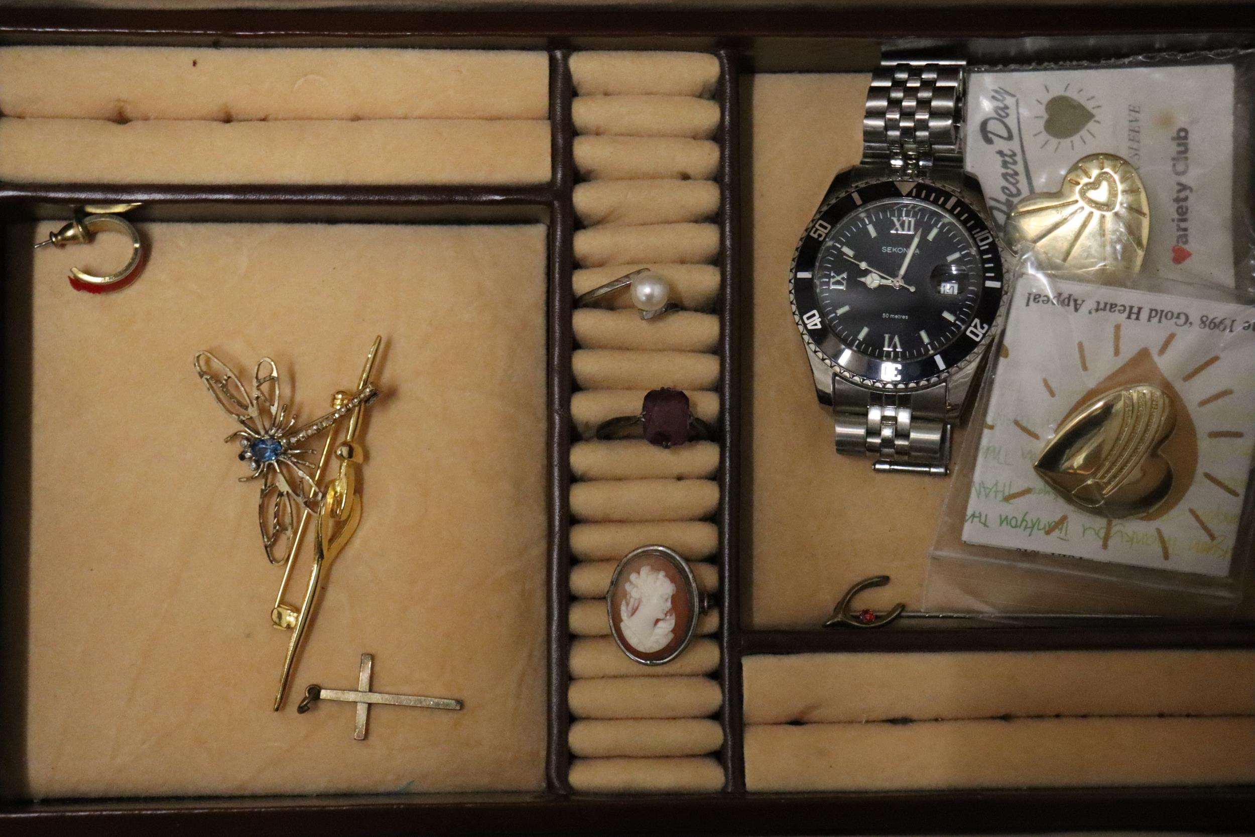 A QUANTITY OF COSTUME JEWELLERY TO INCLUDE WATCHES, BROOCHES, RINGS, A BAG OF COINS, ETC PLUS A - Image 3 of 12