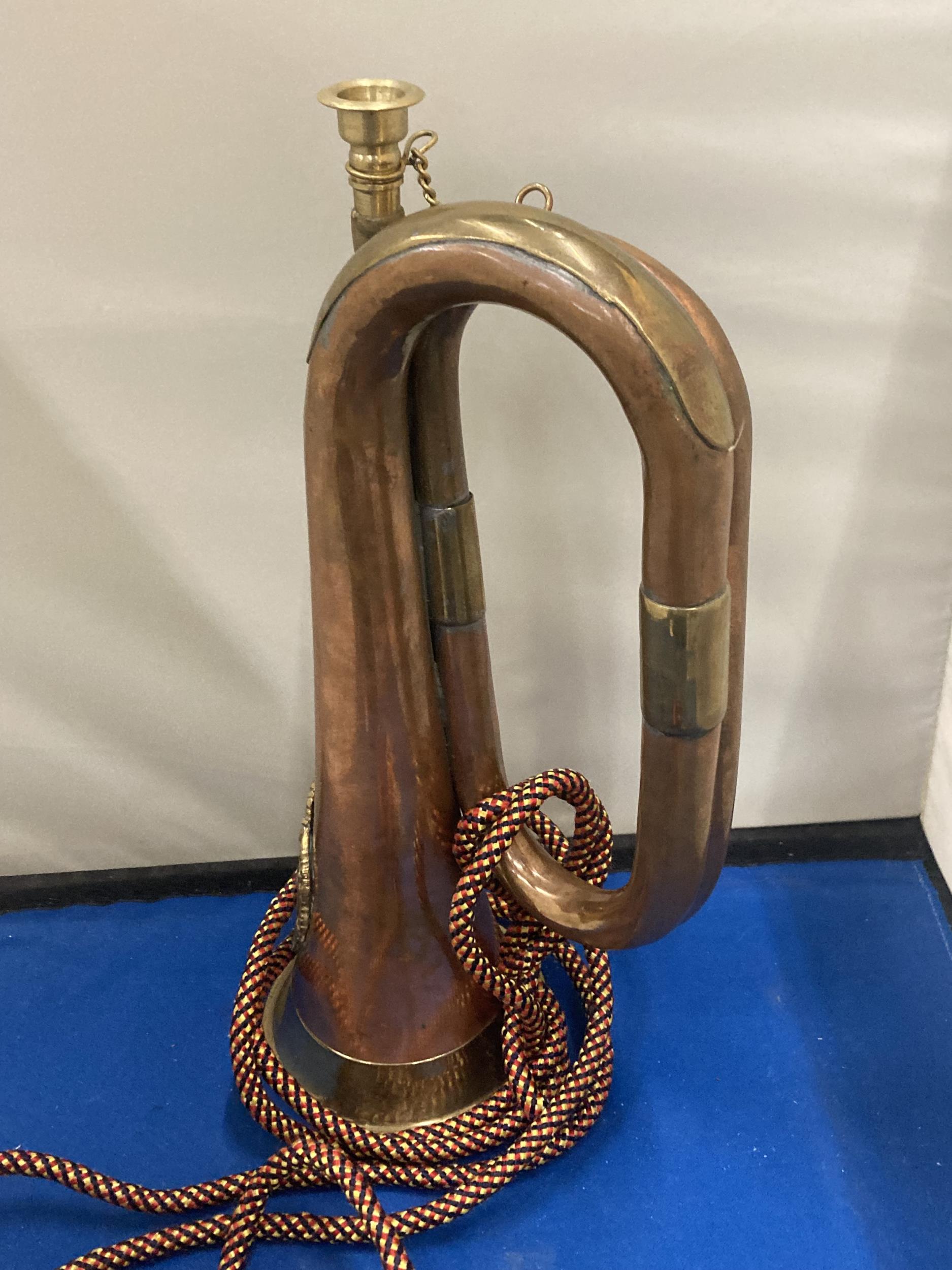 A BRASS AND COPPER 20TH CENTURY BUGLE WITH AN ARGYLE AND SUTHERLAND REGIMENTAL CREST AND CORD - Image 5 of 5